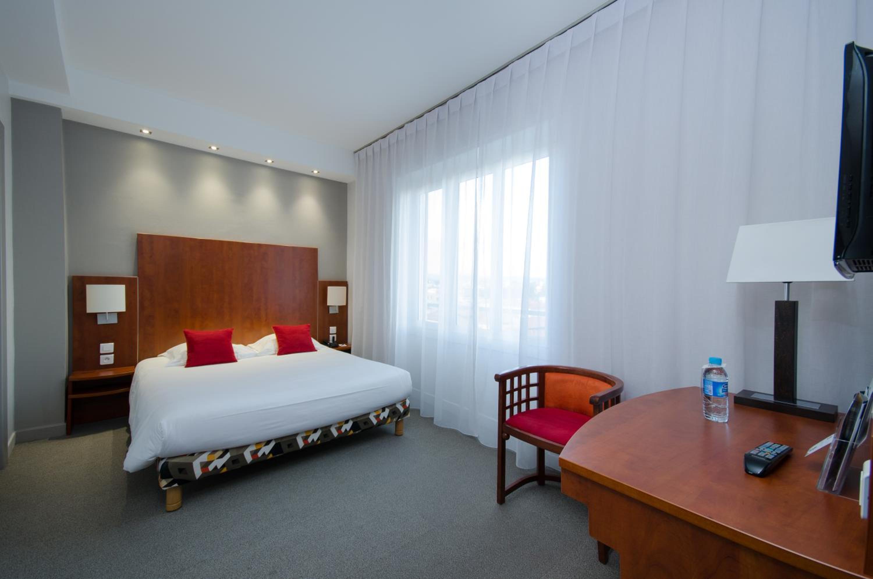 Comfort Queen Room - Non-Smoking  - Photo 16