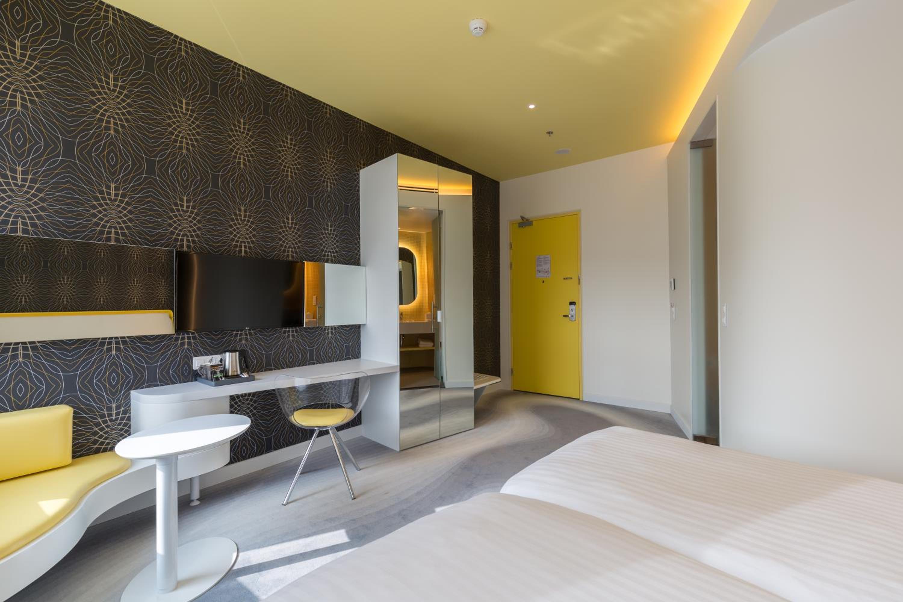 Superior Room with Panoramic City View thumbnail 6