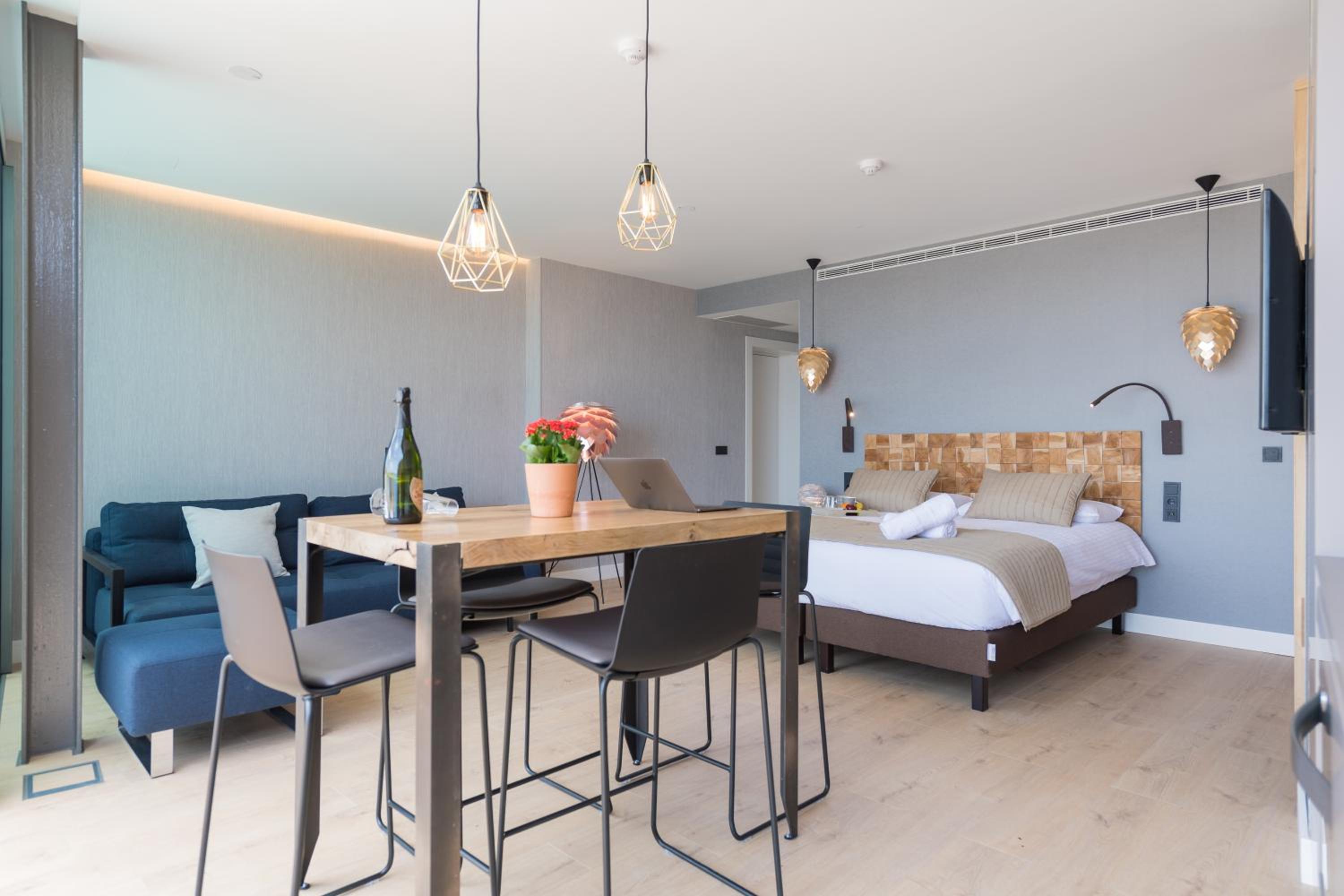 Penthouse Studio with Private Jacuzzi and Beach View photo 3