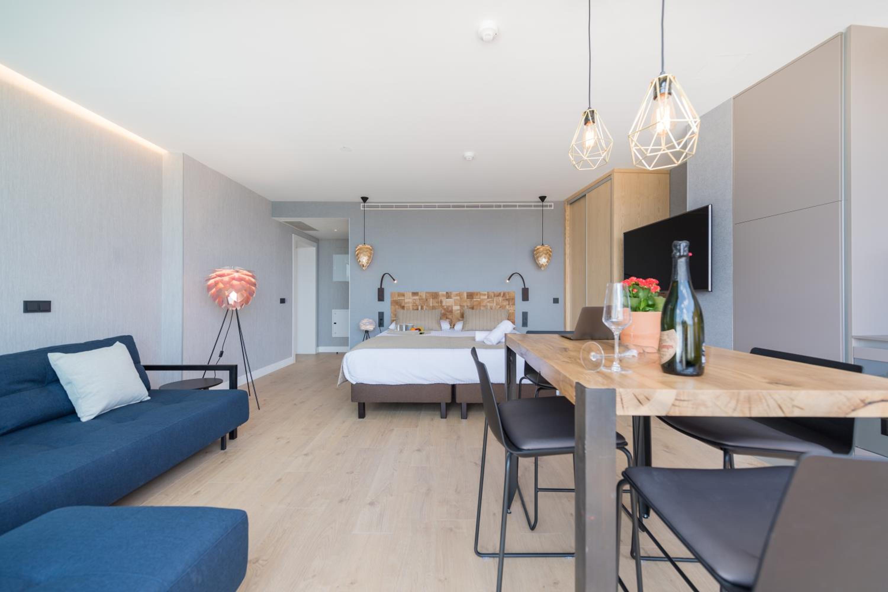 Penthouse Studio with Private Jacuzzi and Beach View photo 2