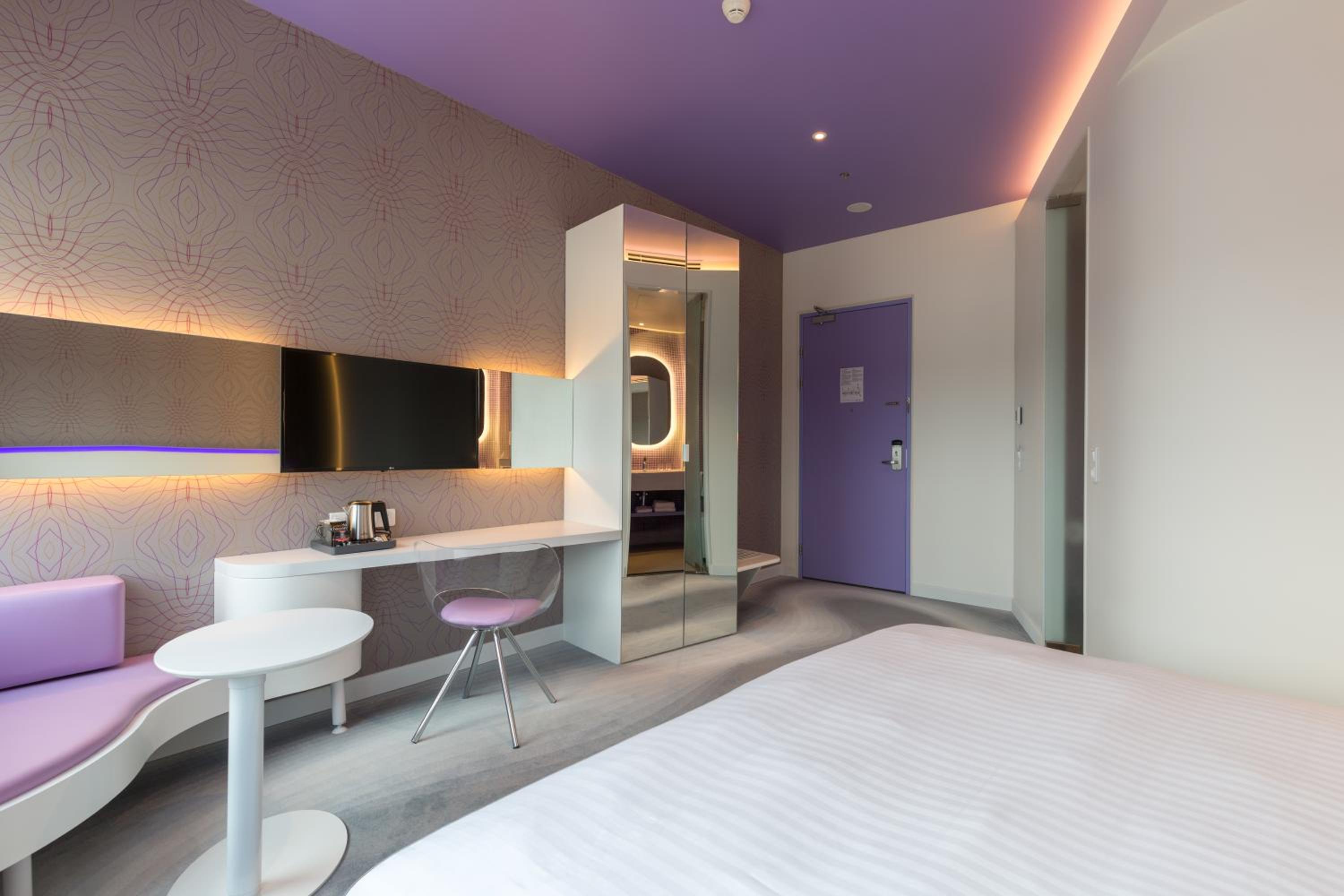 Standard Room with Panoramic City View thumbnail 5