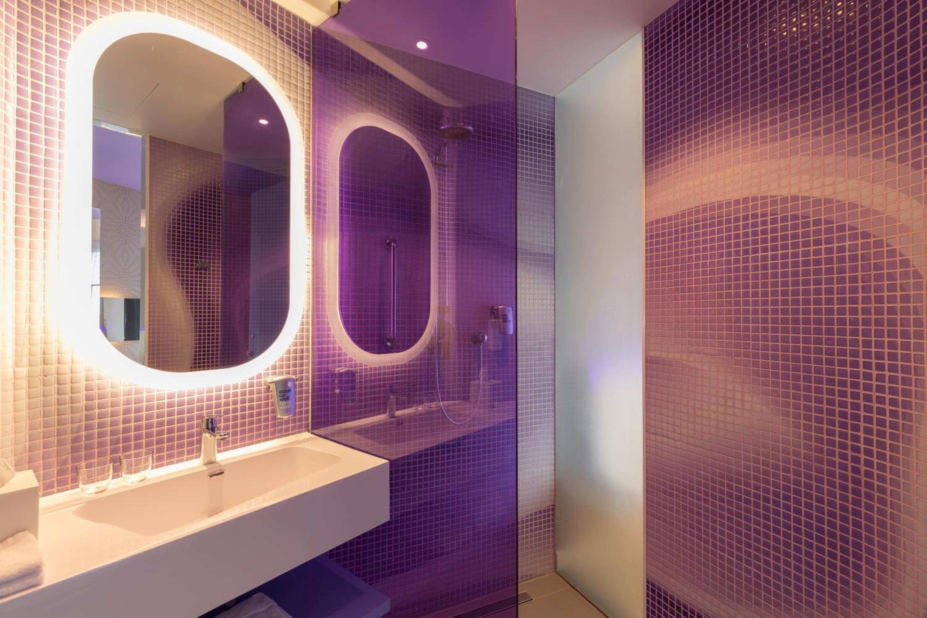 Standard Room with Panoramic City View thumbnail 6