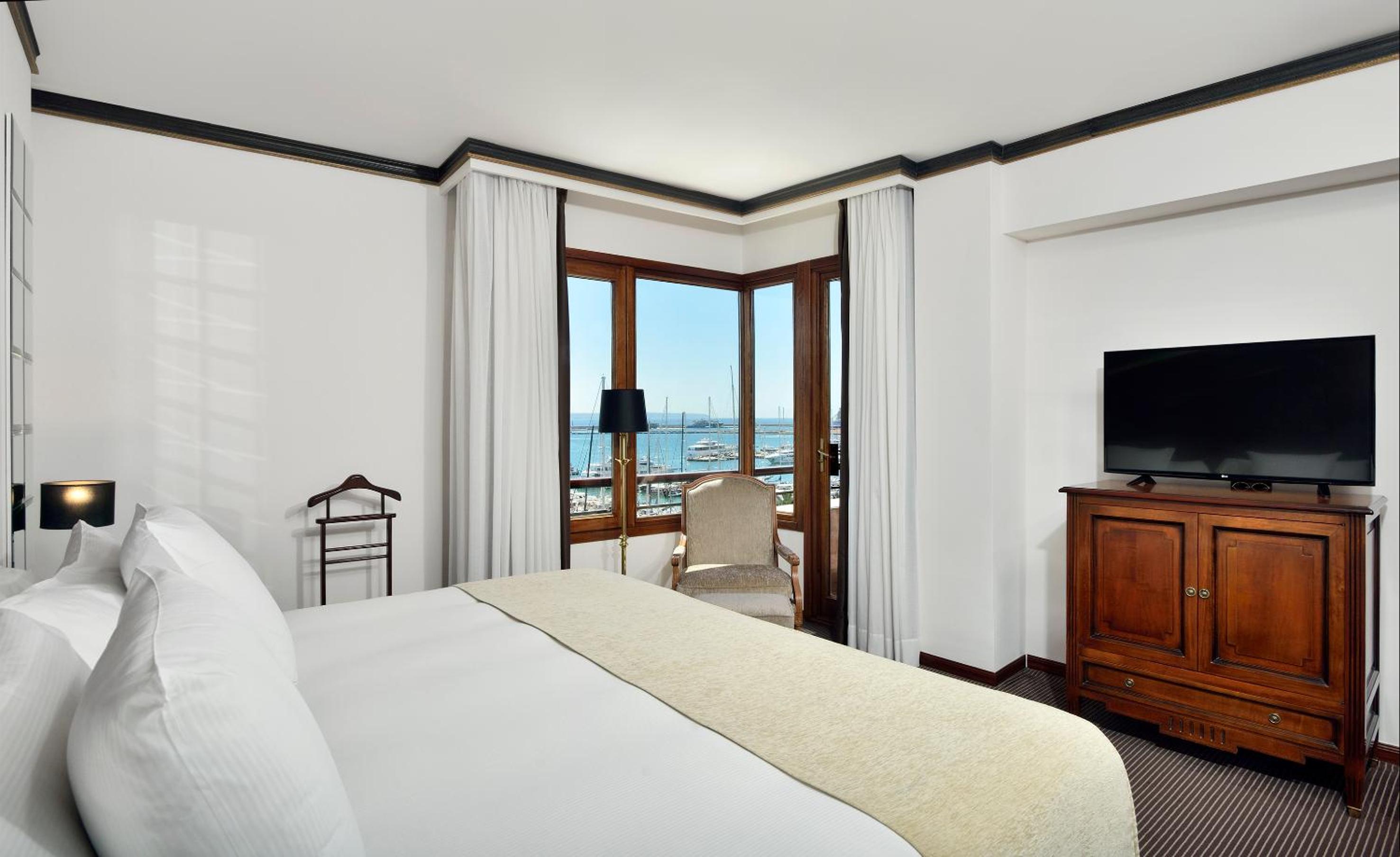 Red Level Suite with Sea and Cathedral View