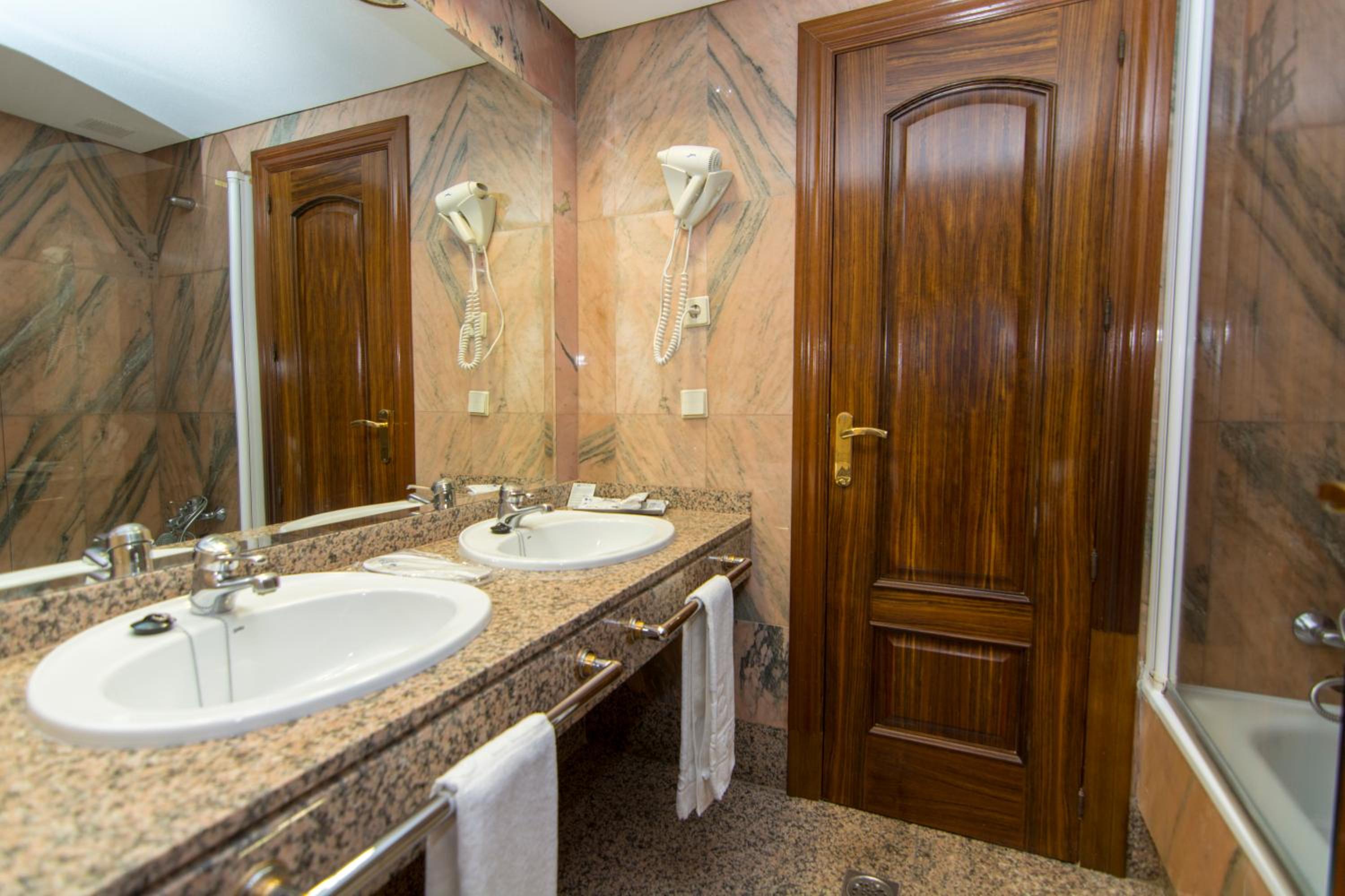 Double or Twin Room - Photo 17