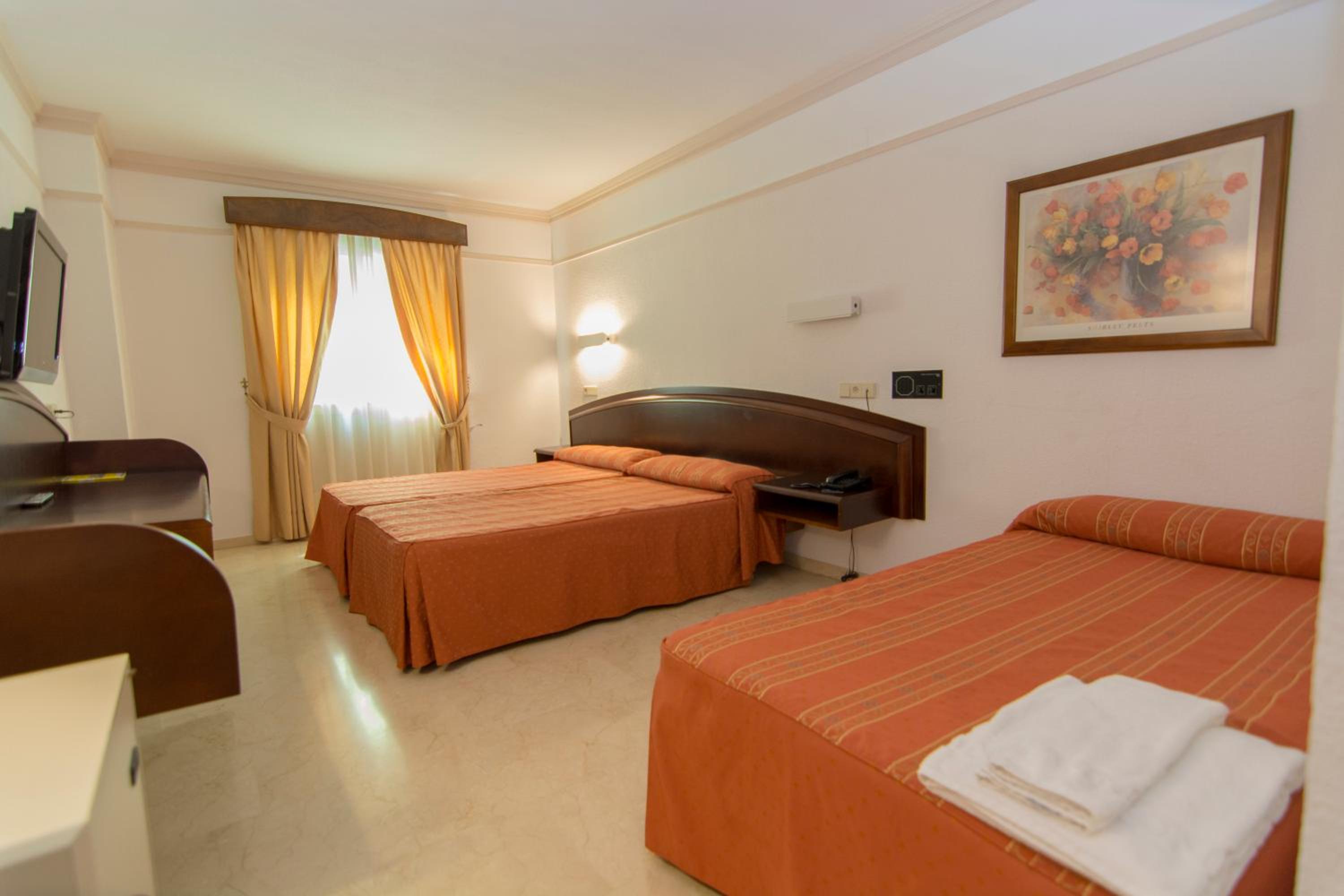 Double or Twin Room - Photo 13