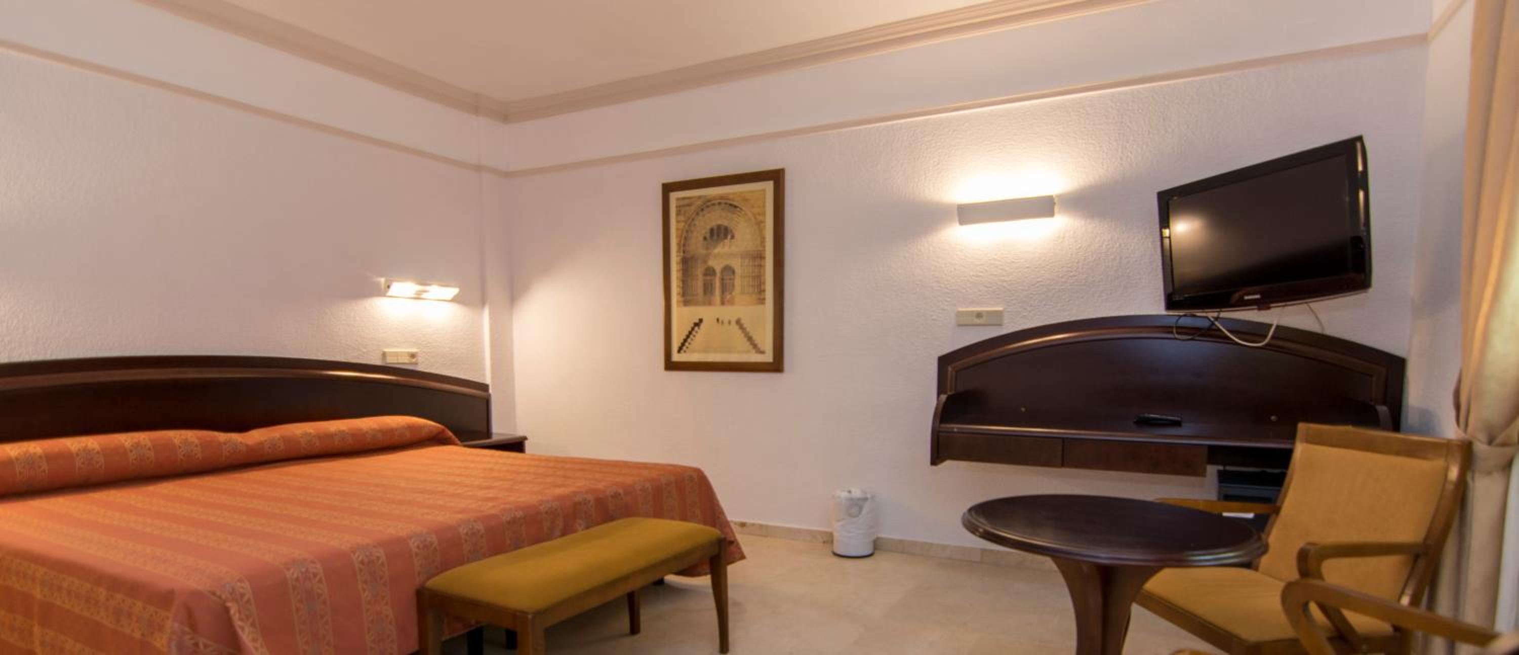 Double or Twin Room - Photo 9