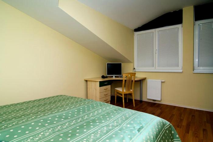 Apartment with Mountain View - Photo 8