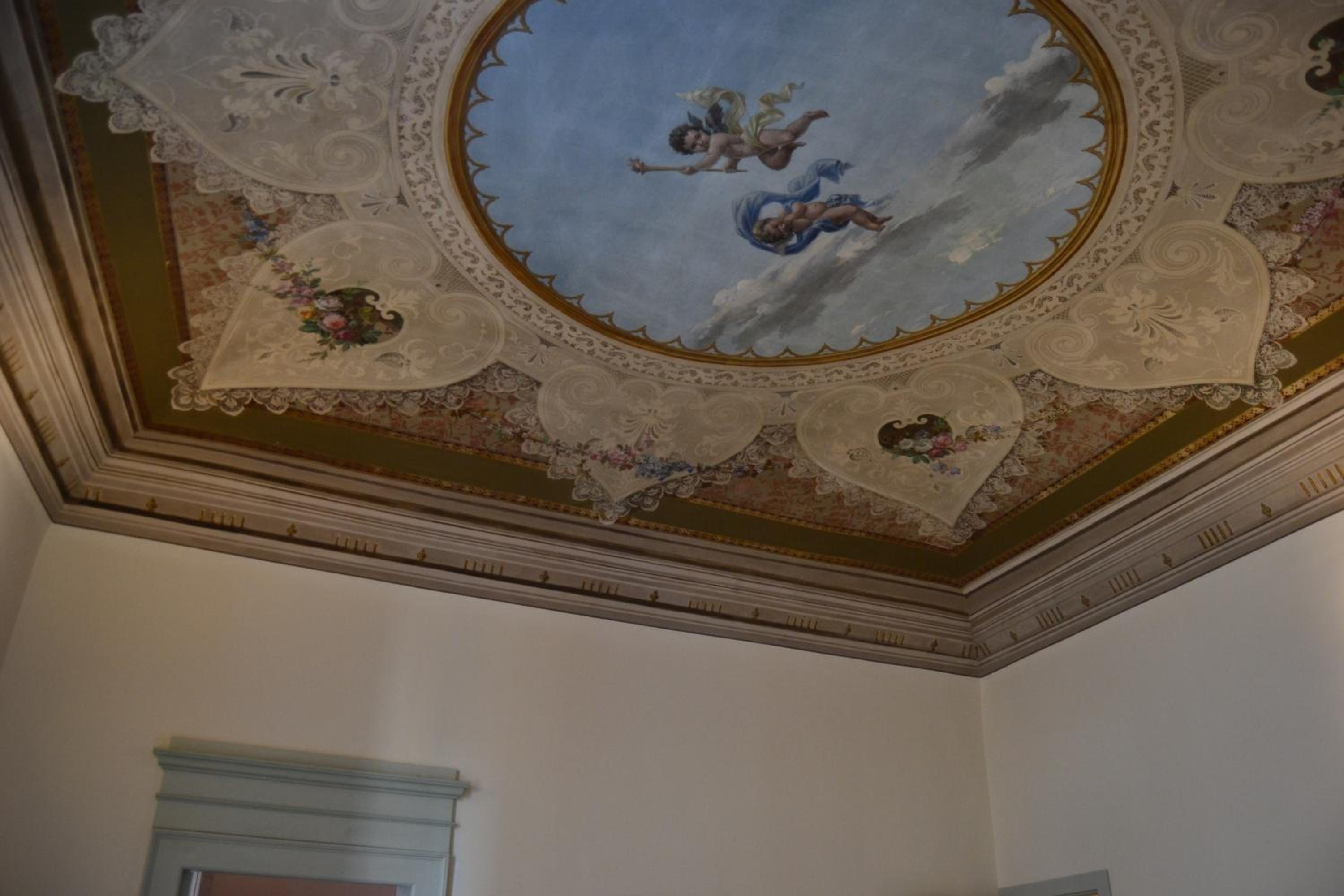 Superior Family Room photo 2