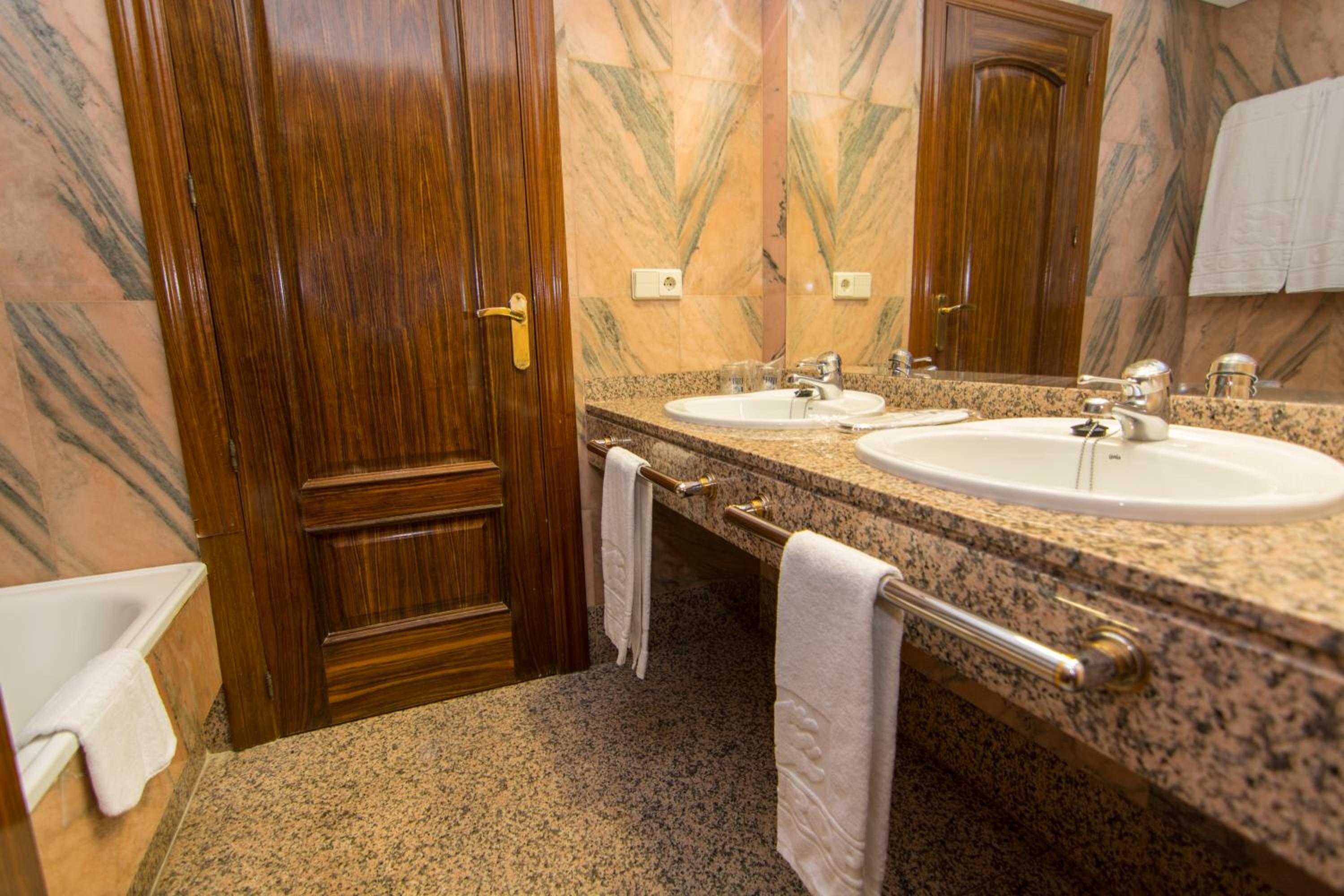 Double or Twin Room - Photo 3