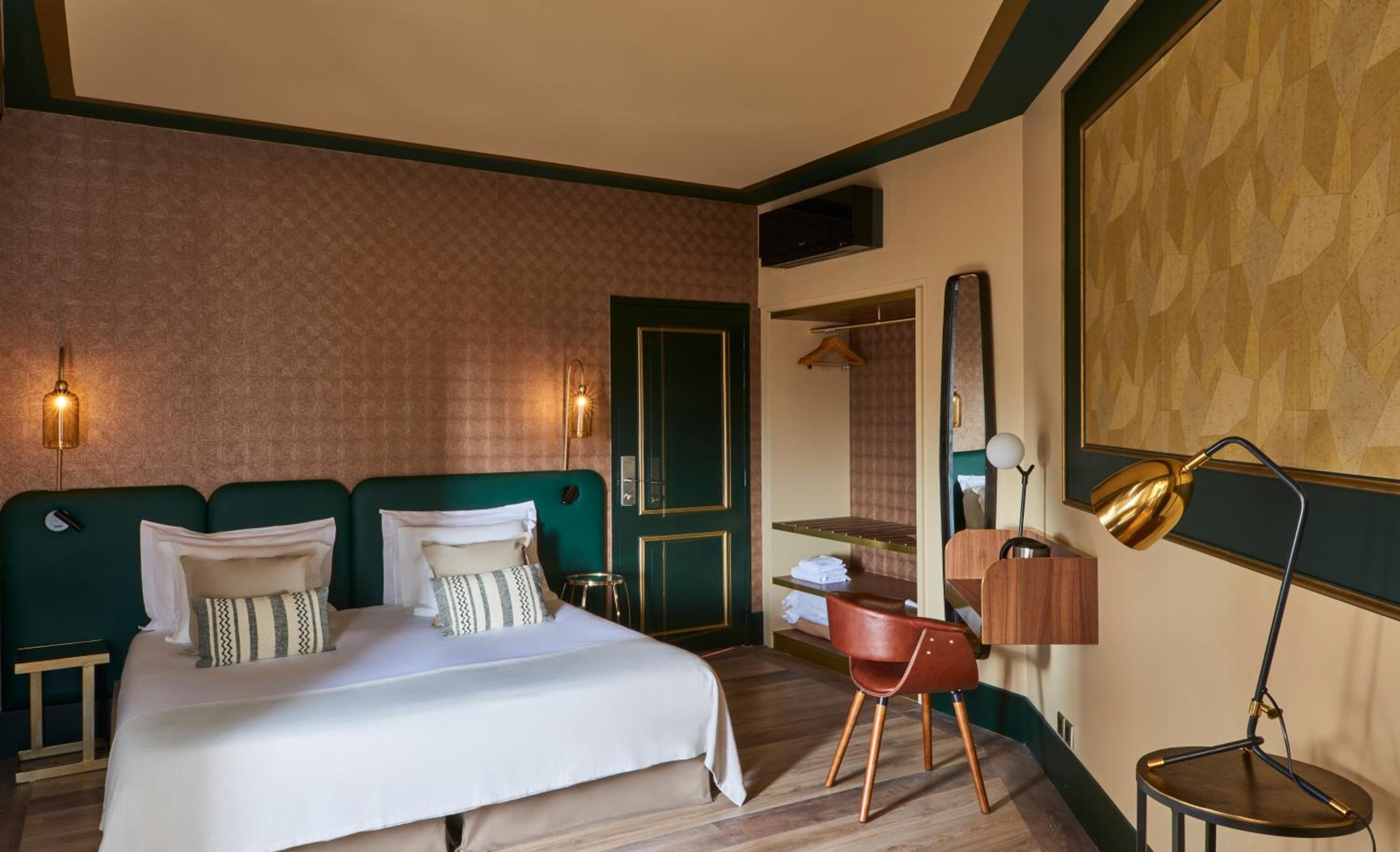 Premium Twin Room - Photo 2