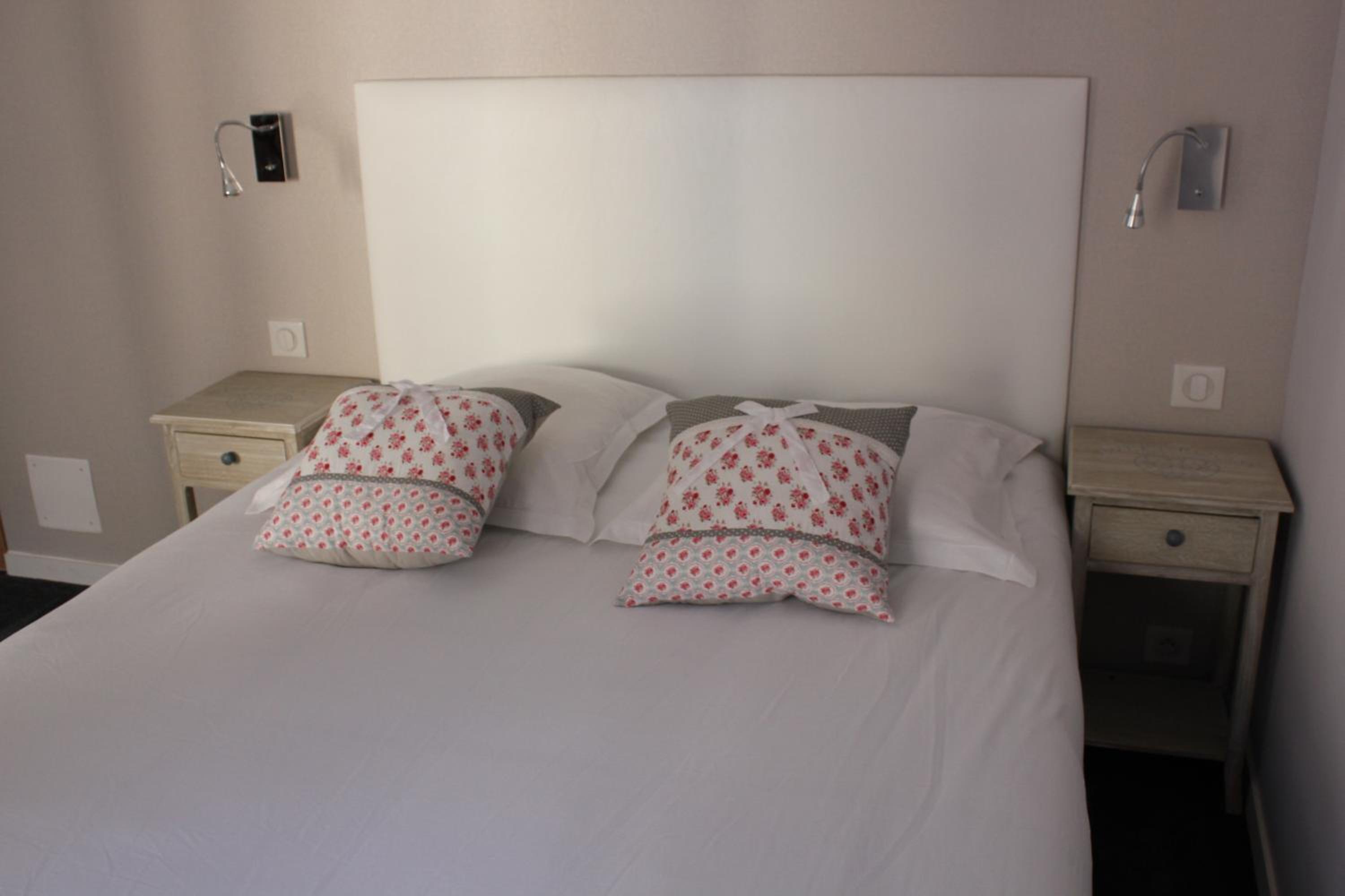 Small double bedroom - accessible by stairs - Photo 3