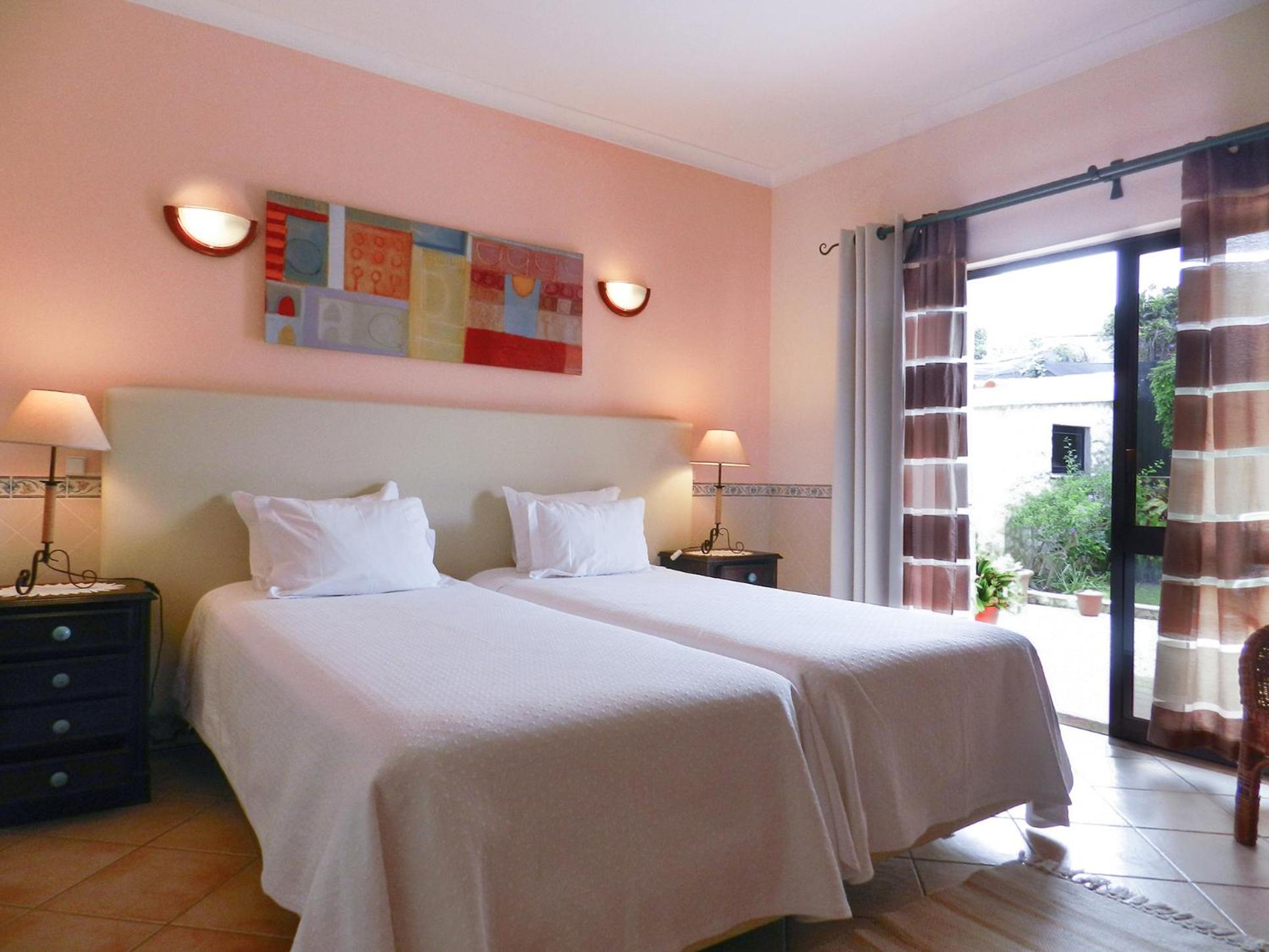 Twin Room with Private Bathroom - Photo 4