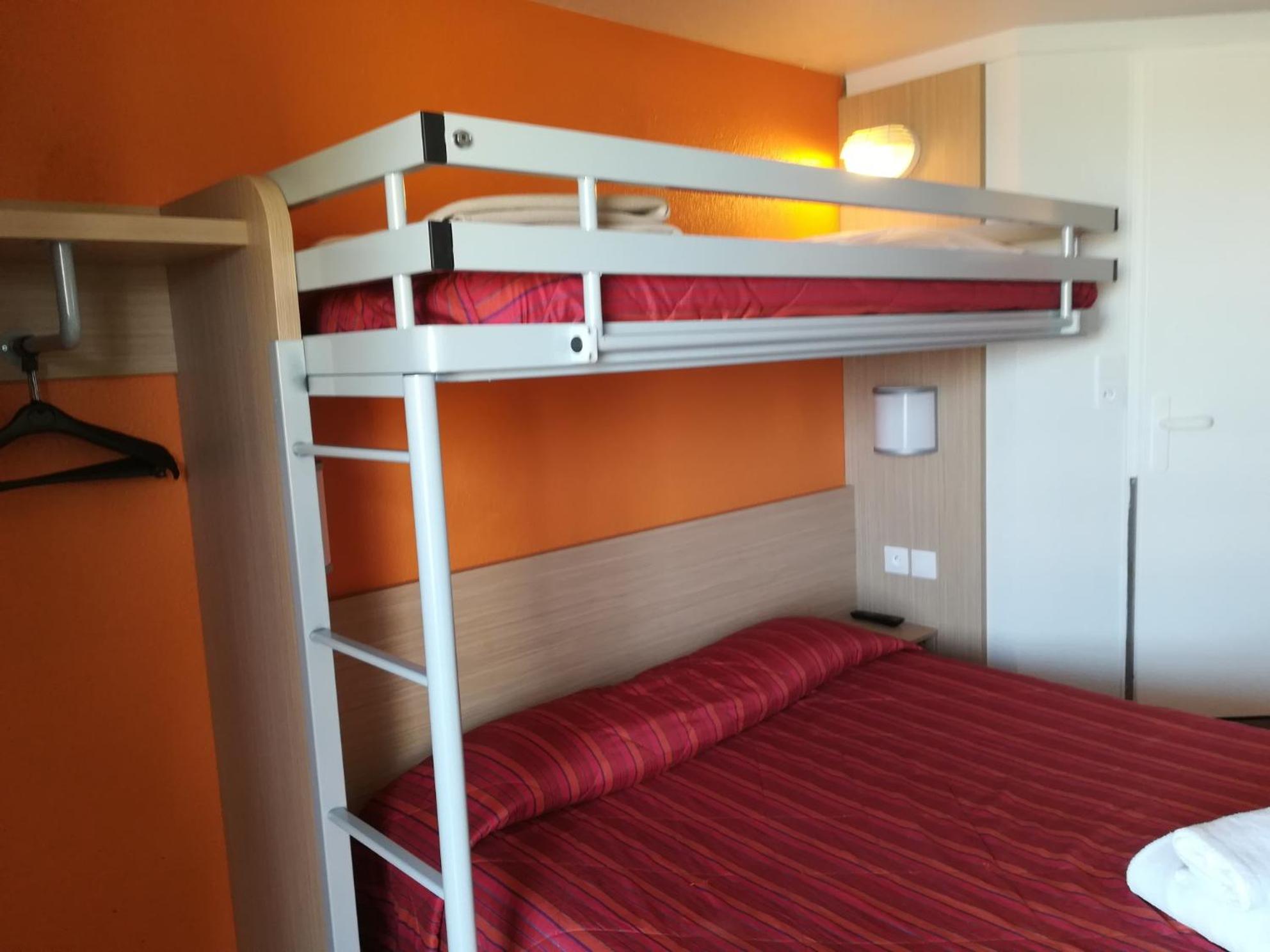Triple Room (1 Double Bed + 1 Single Bed) - Photo 10