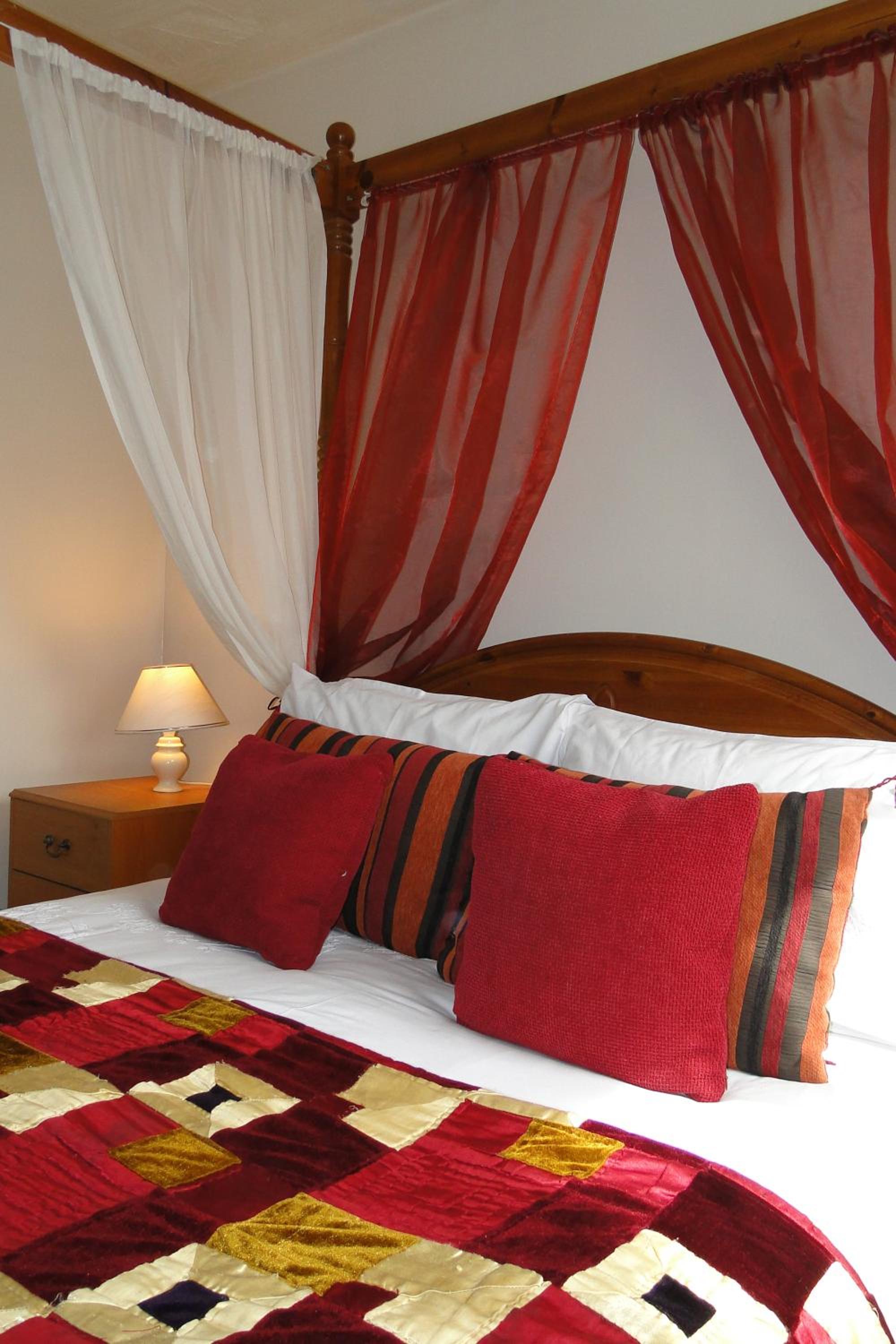 Room with Four-Poster Bed - Photo 4