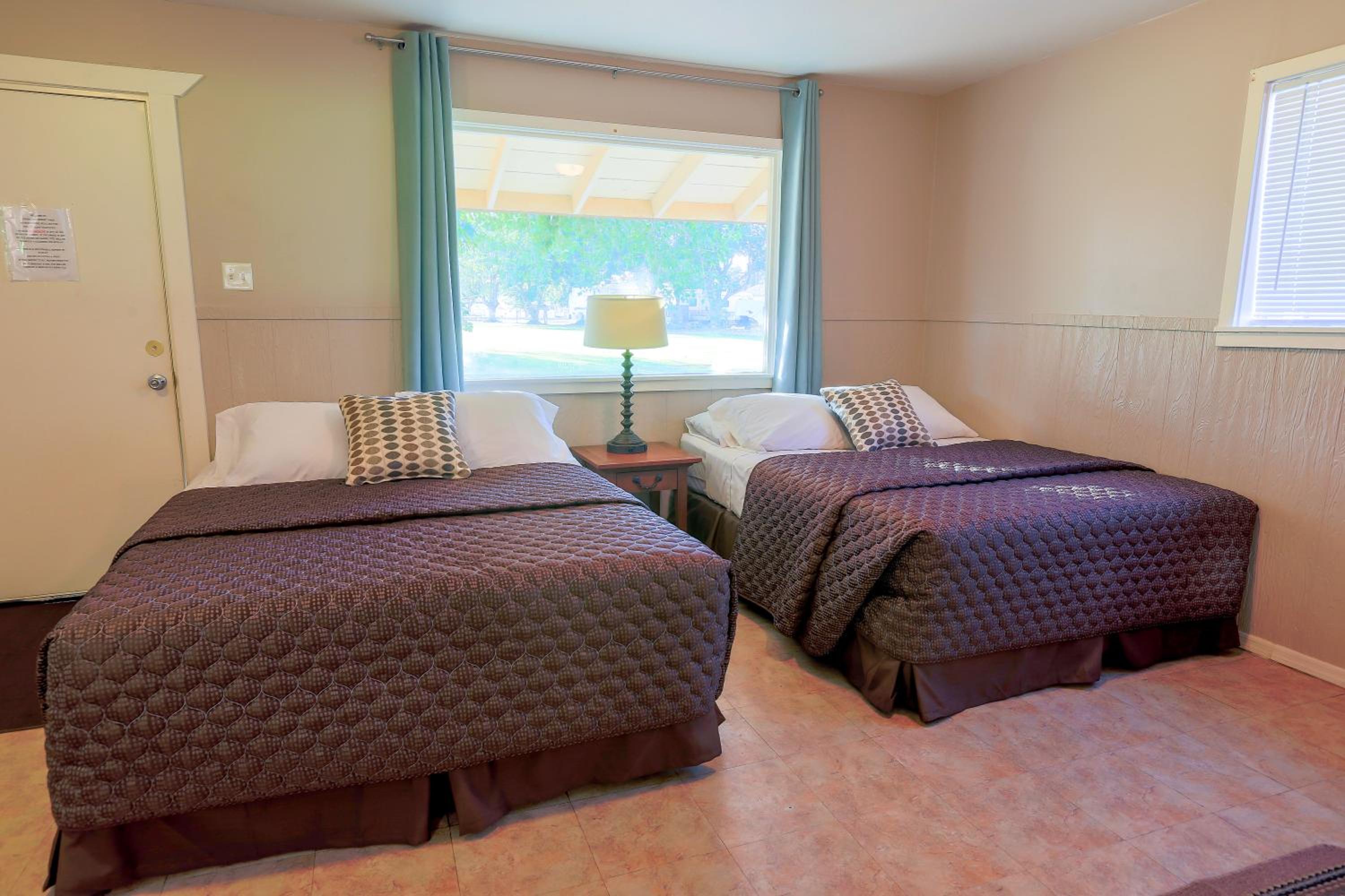 RV Park Location Cabin 23 Pet-Friendly 2 Queen Beds photo 2