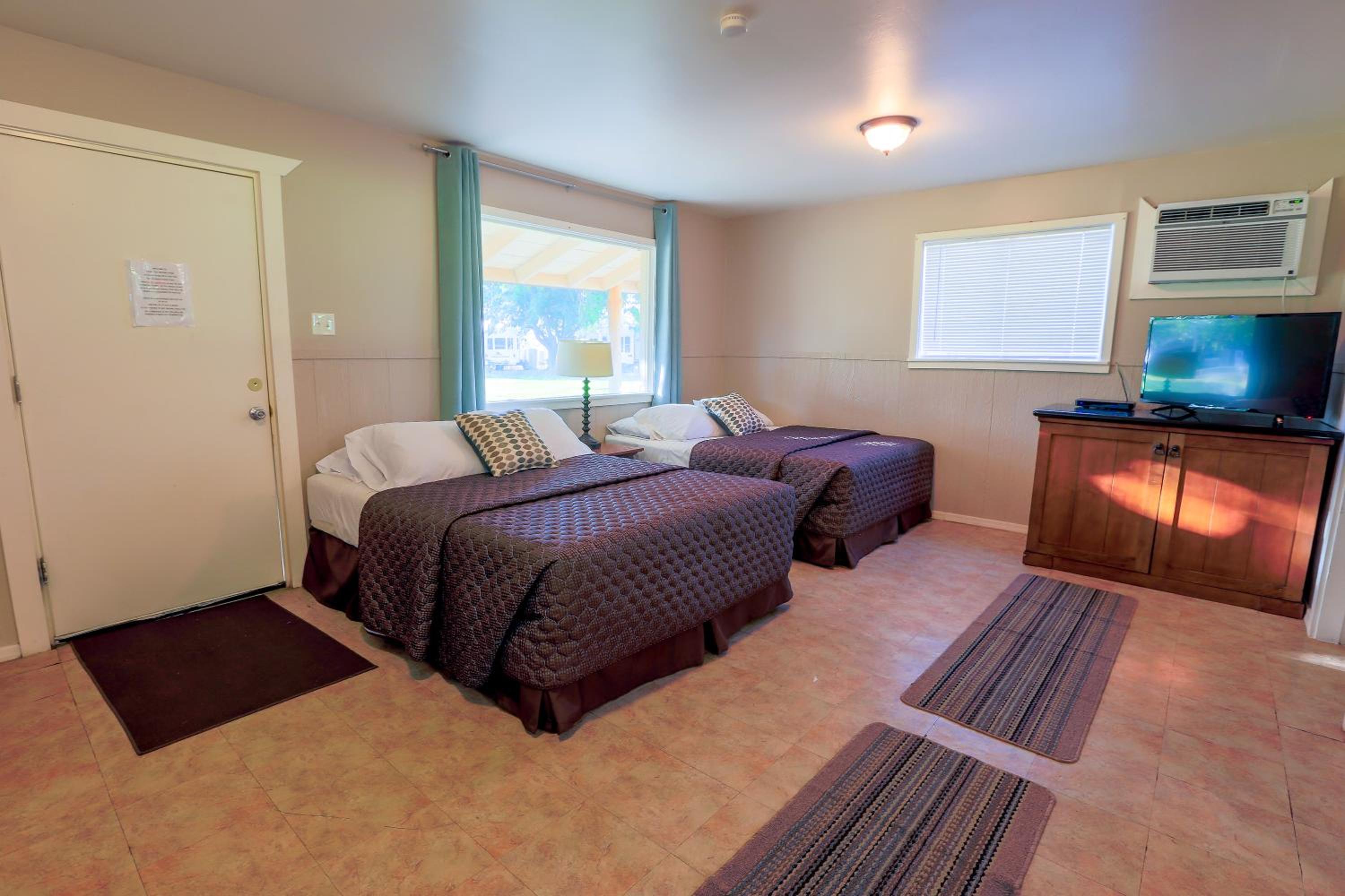 RV Park Location Cabin 24 Pet-Friendly 2 Queen Beds photo 1