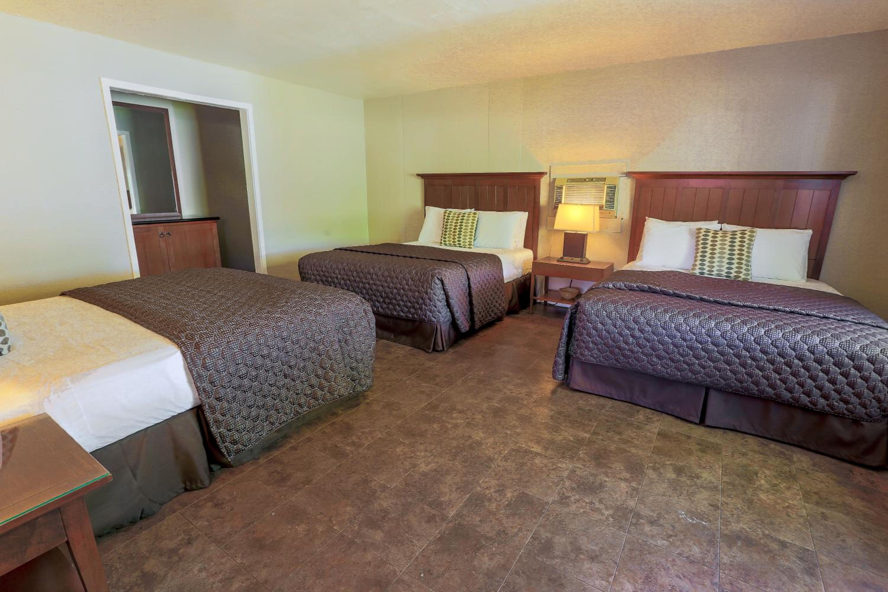 Cabin 22 Pond Side Pet-Friendly 2 Bed 1 Bath 4 Queen Beds