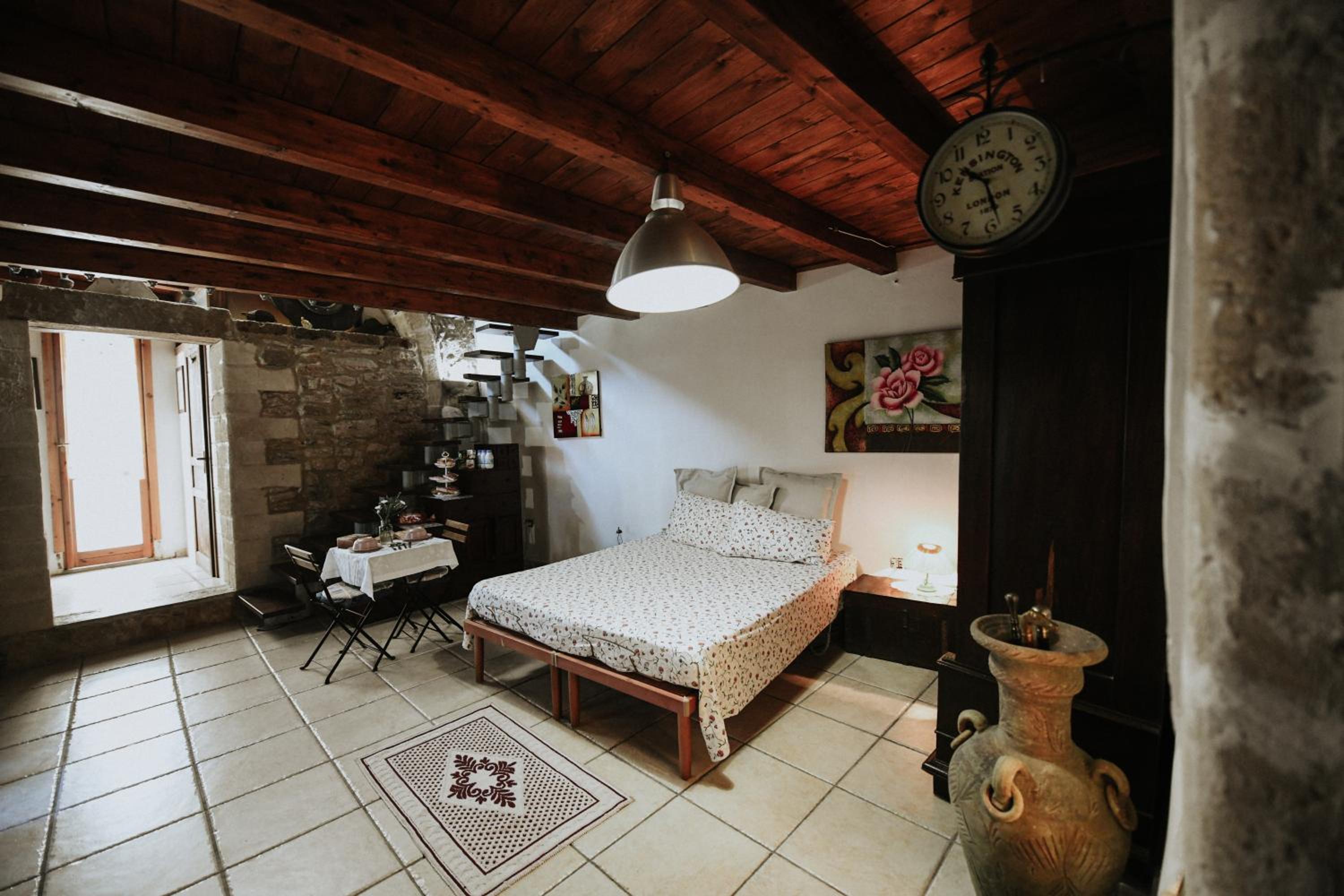 One-Bedroom House - Photo 7