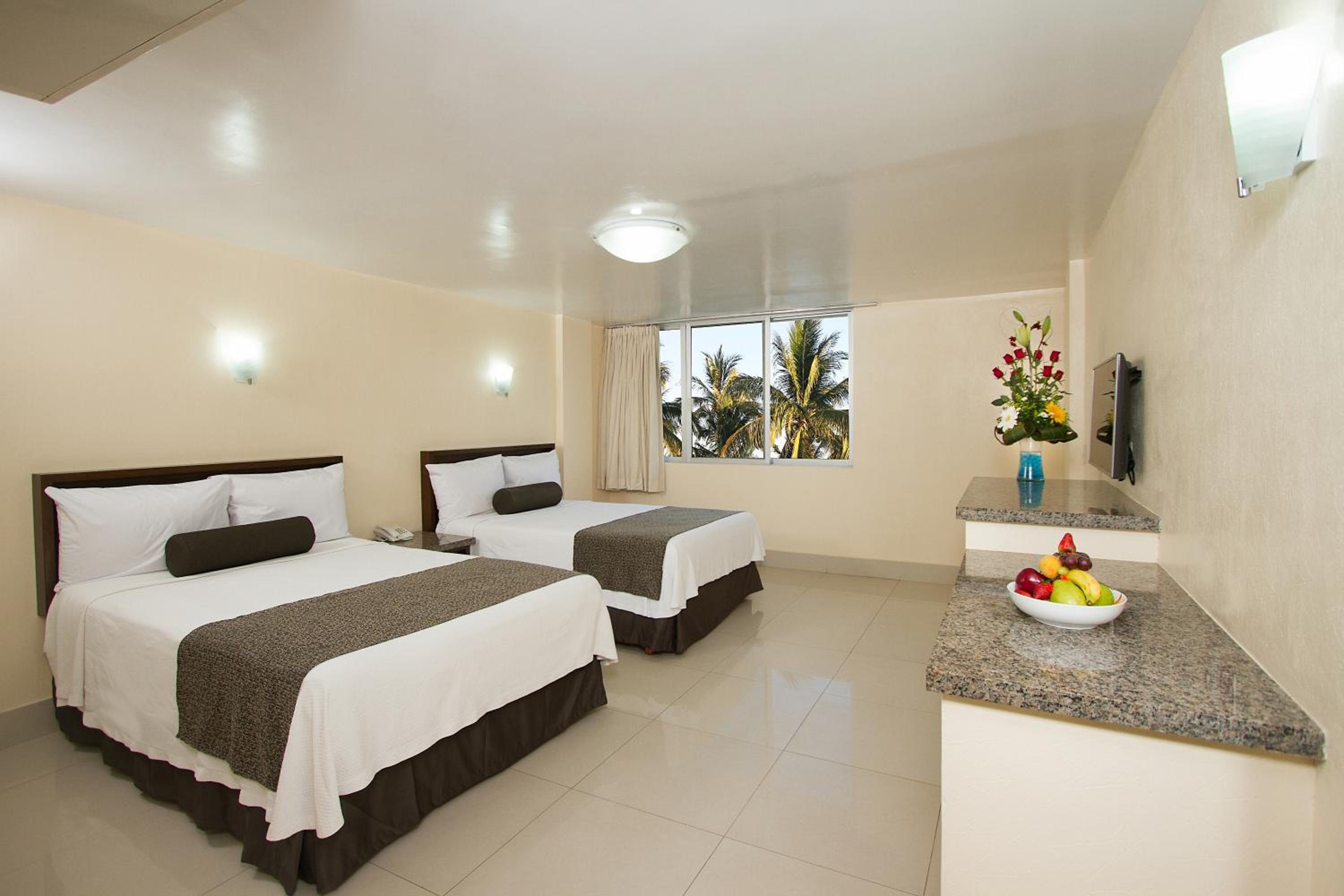 Double Room with Two Double Beds with Lake View - Photo 1