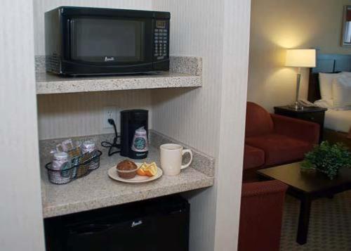 King Suite - Non-Smoking - Photo 2