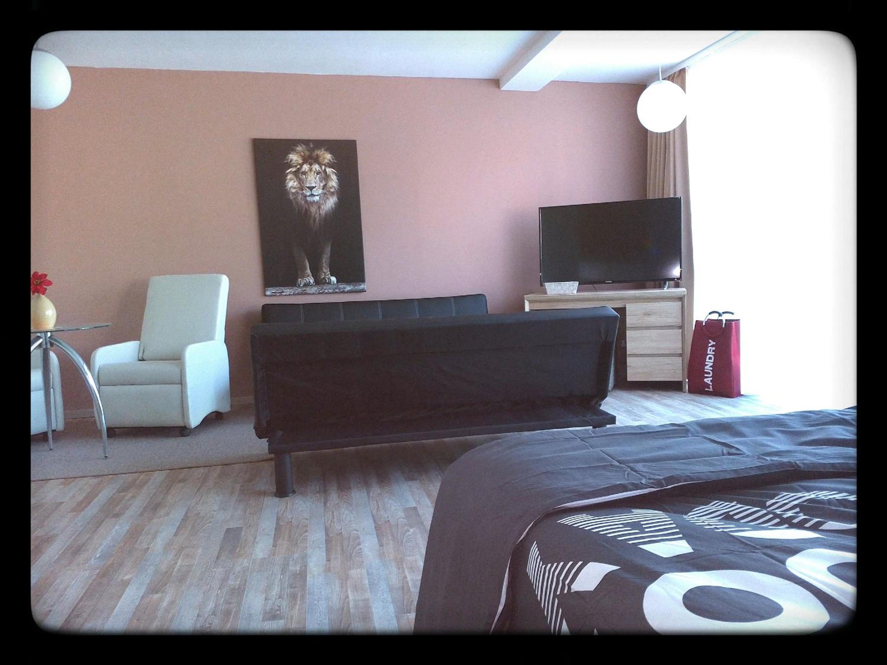 Superior Family Room photo 3