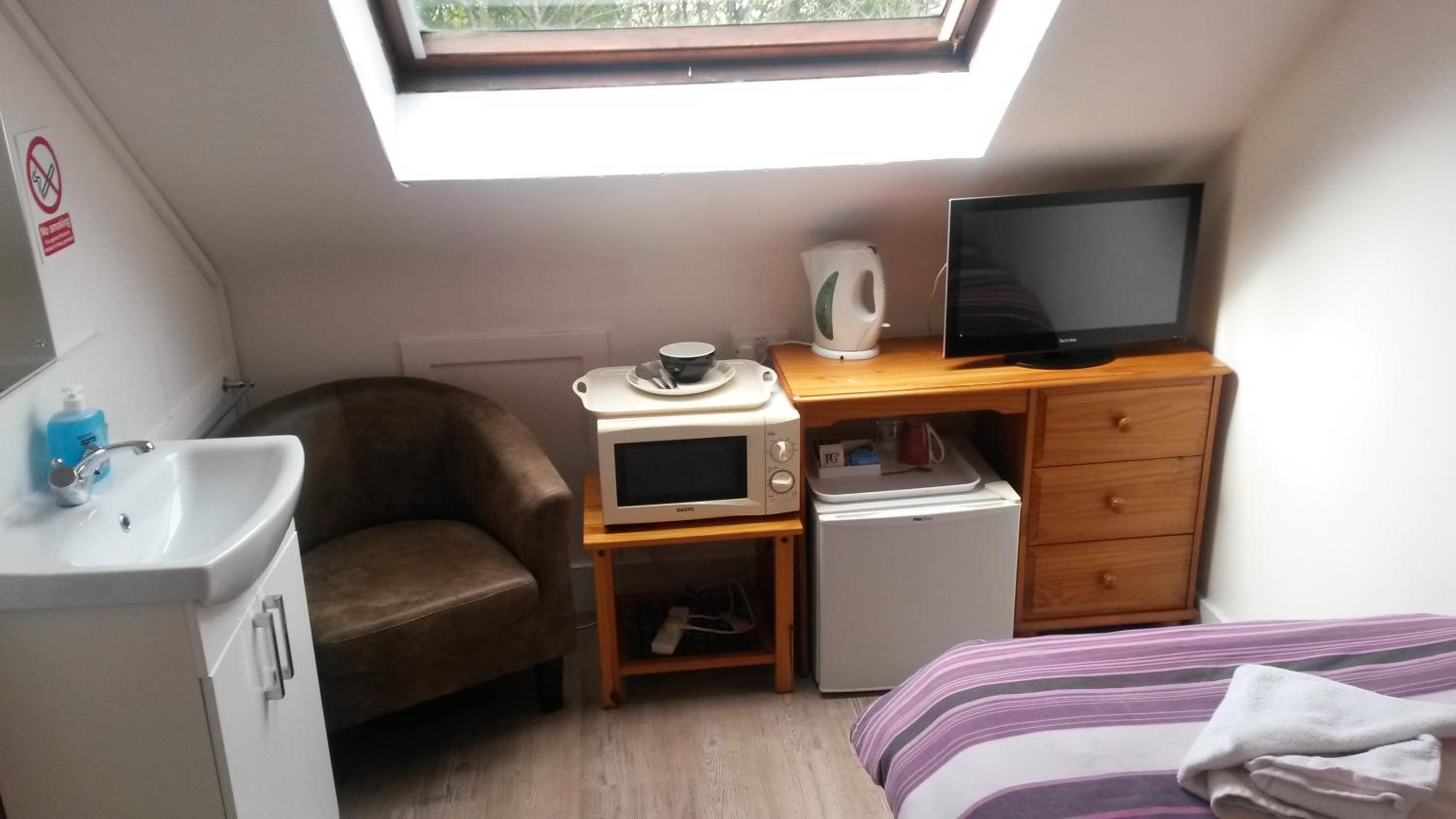 Single Room with Shared Shower and Toilet photo 1