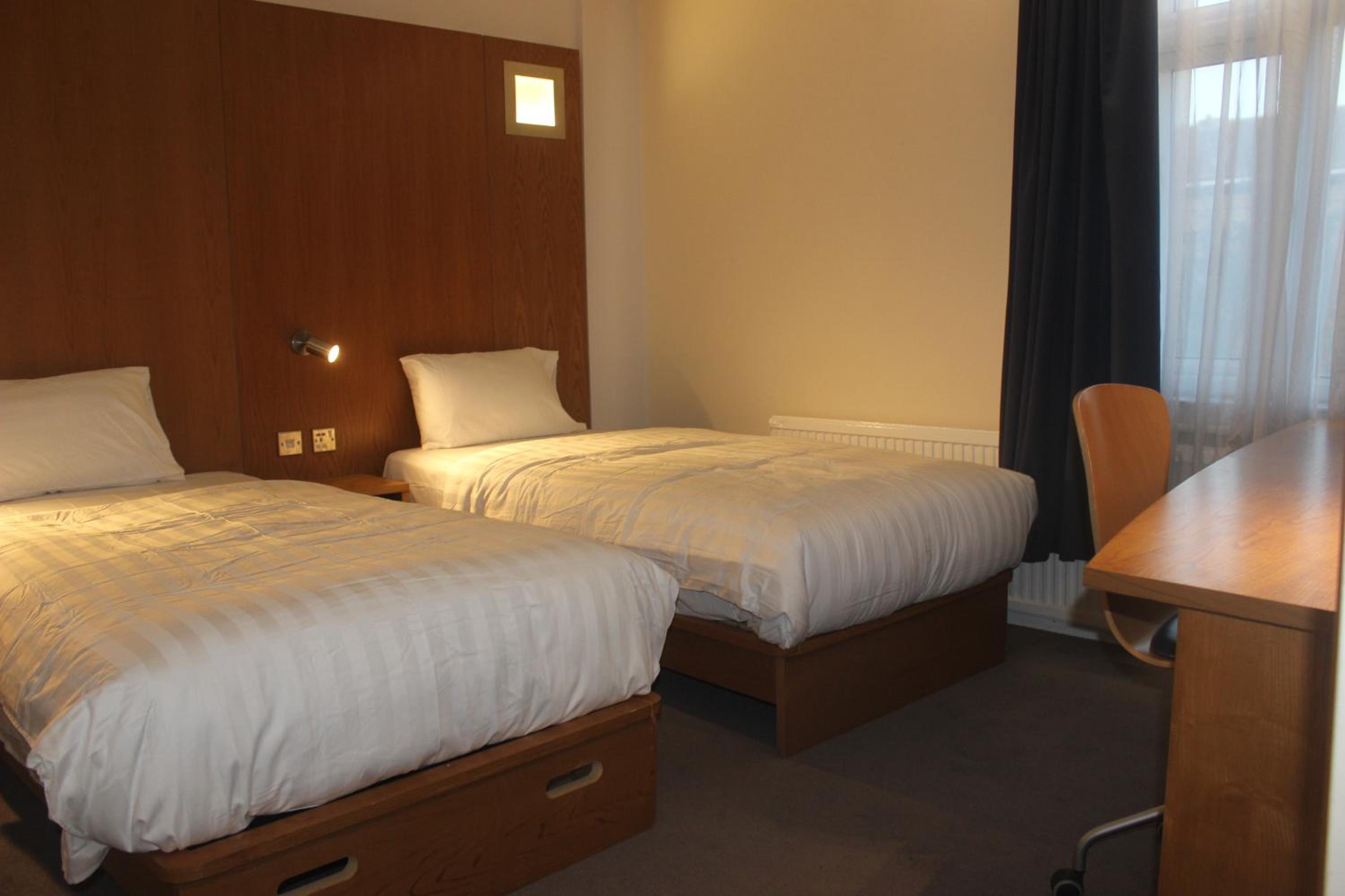 Twin Room with Private Bathroom - Photo 1