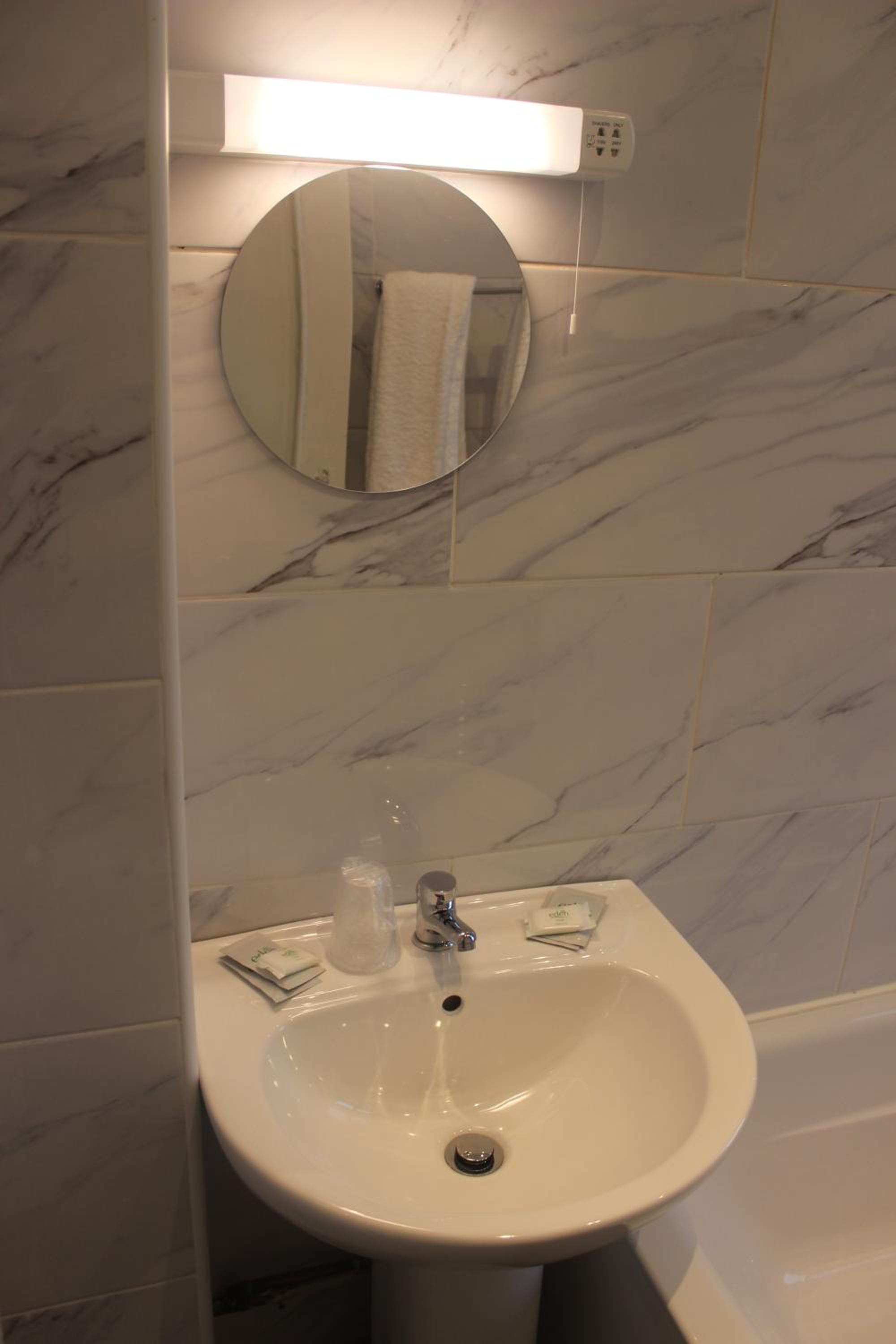 Double Room with Private Bathroom - Photo 18