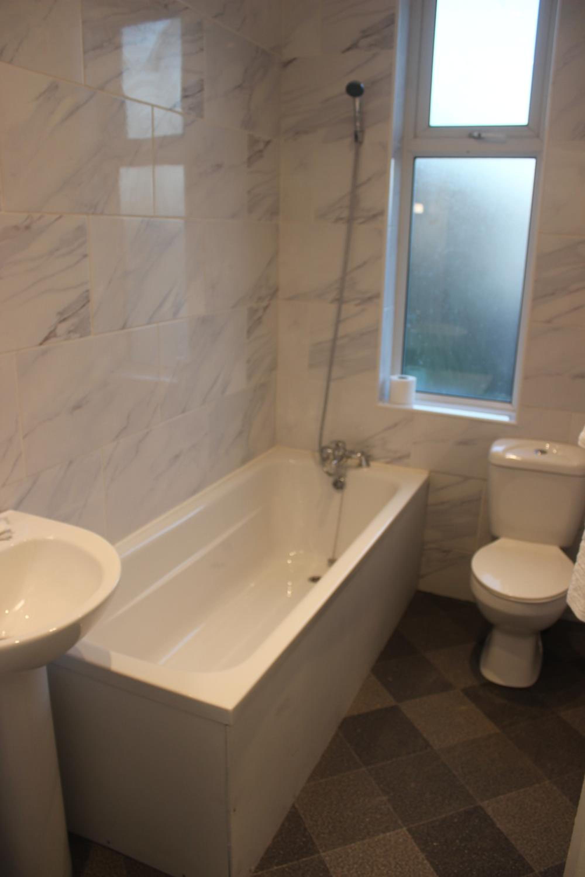 Twin Room with Private Bathroom - Photo 6