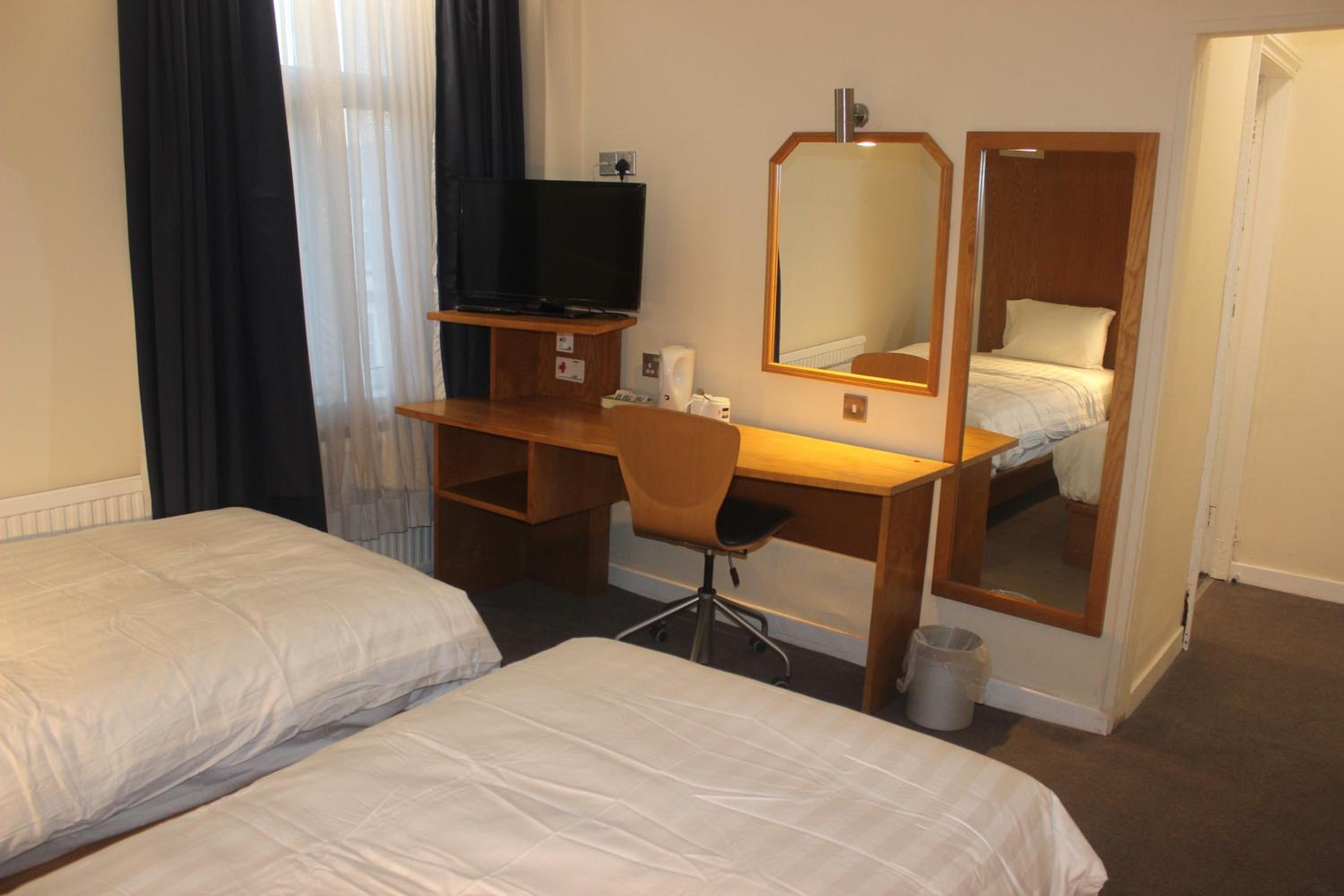 Twin Room with Private Bathroom - Photo 2