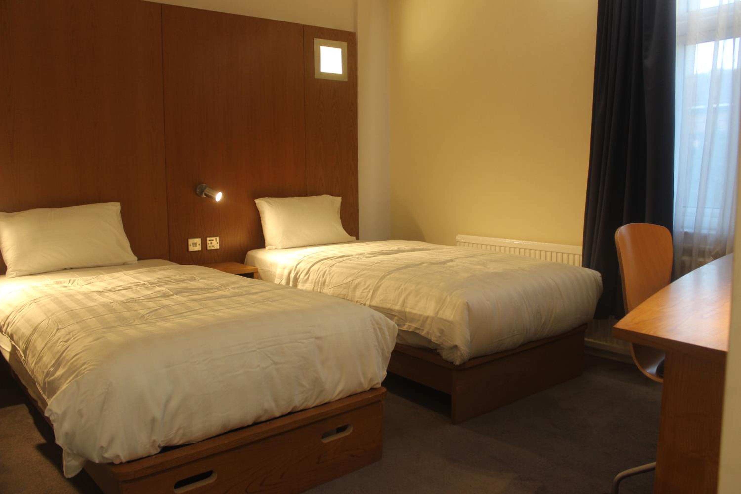 Twin Room with Private Bathroom - Photo 5