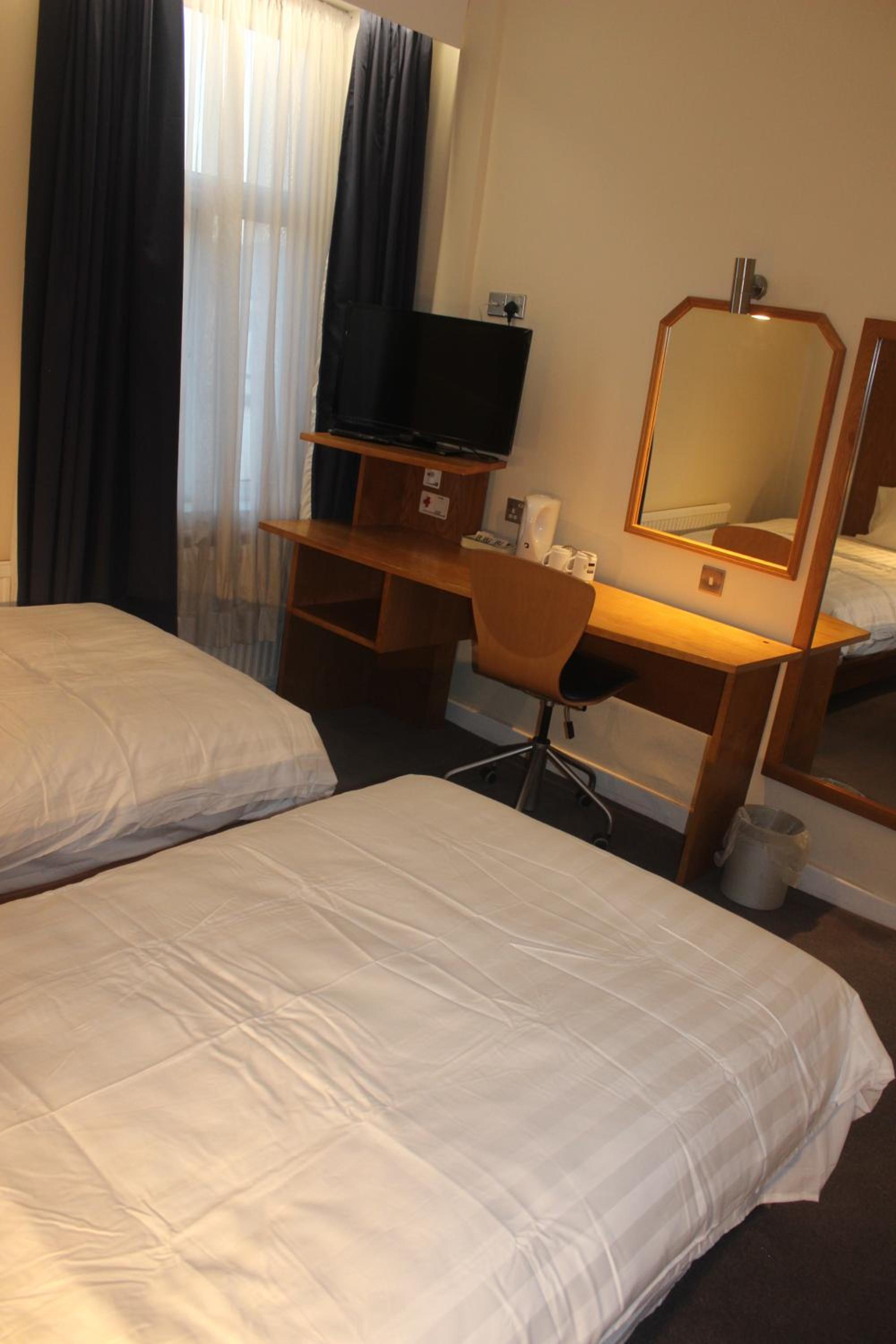 Twin Room with Private Bathroom - Photo 7