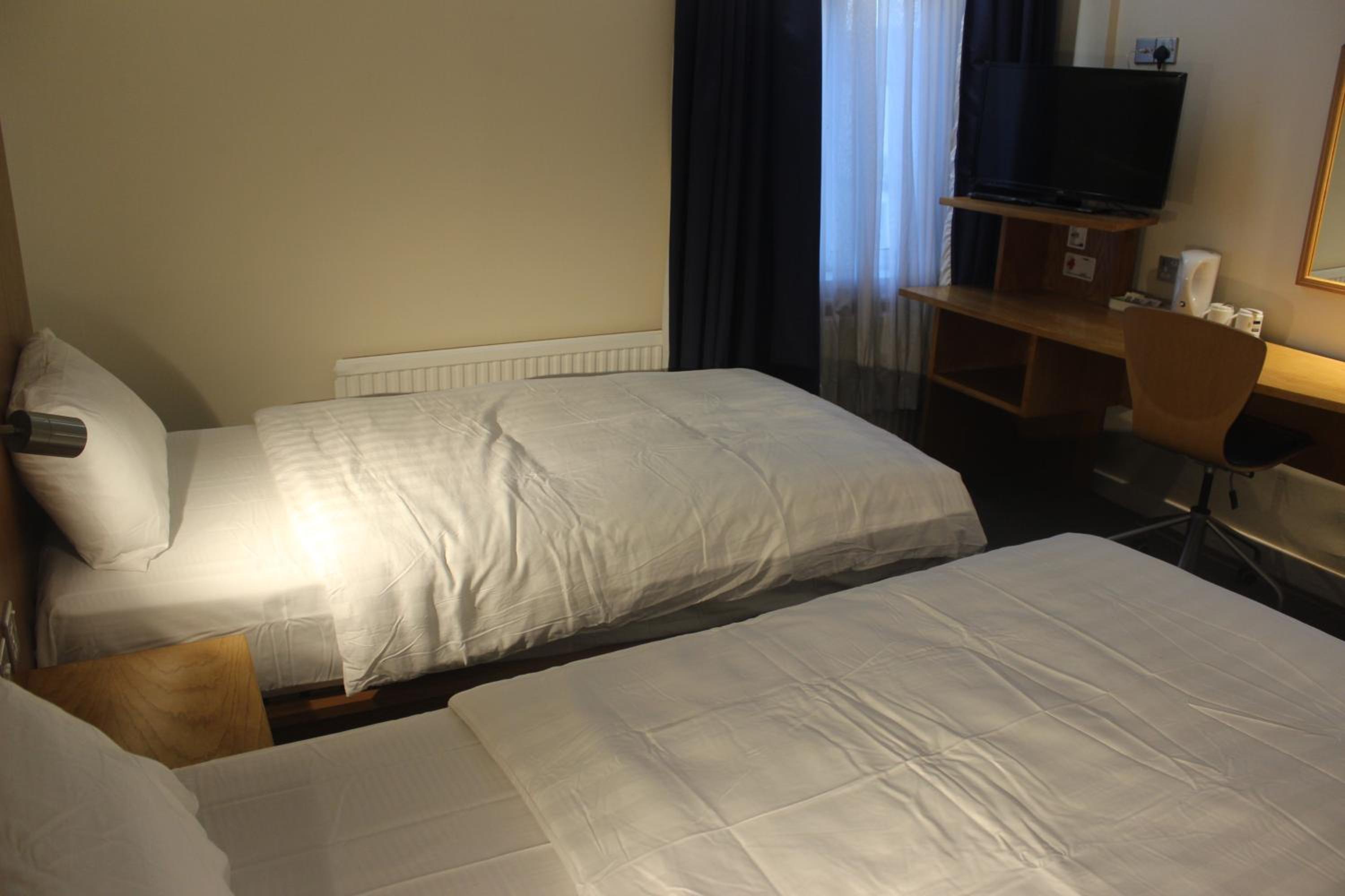 Twin Room with Private Bathroom - Photo 8