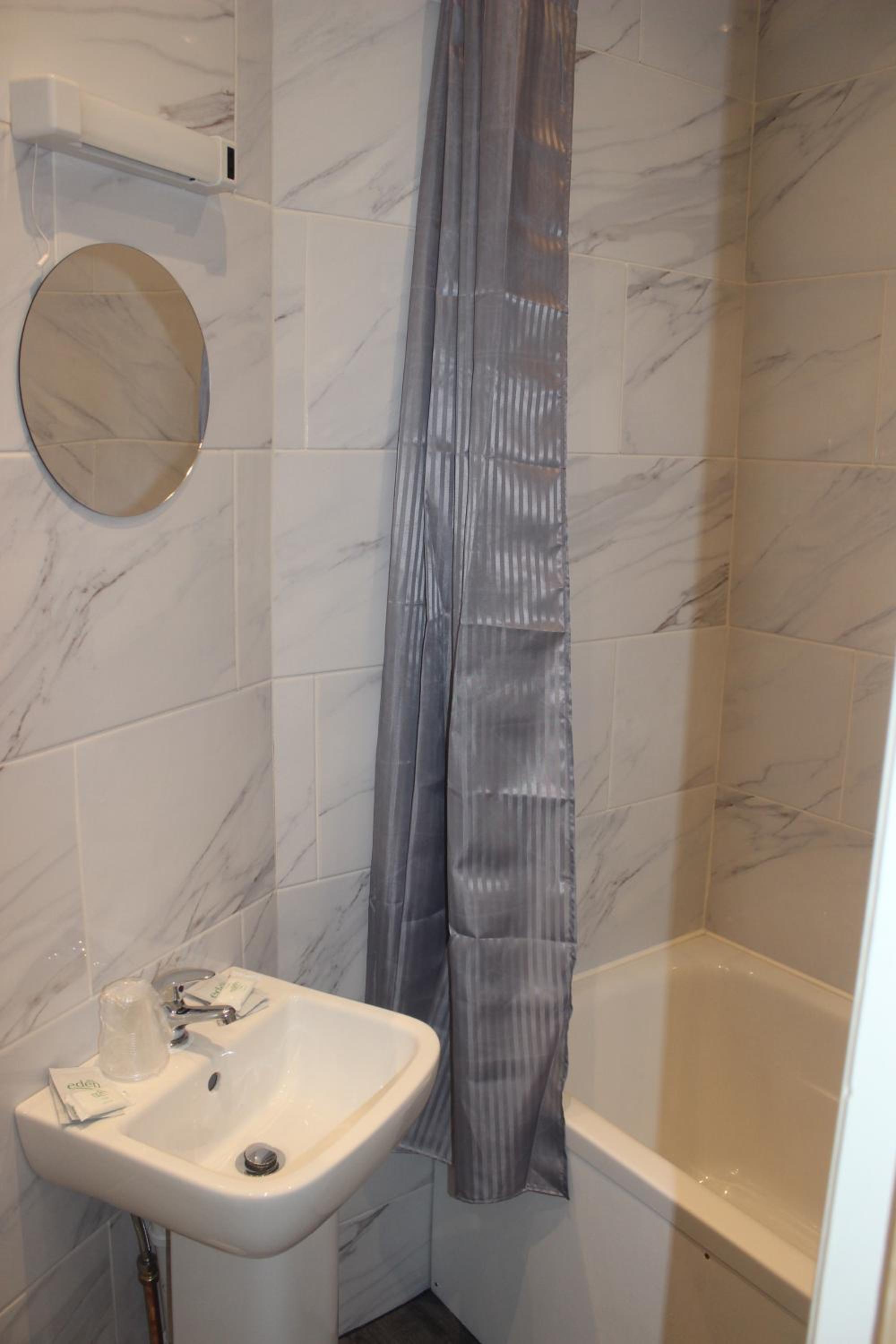 Double Room with Private Bathroom - Photo 23