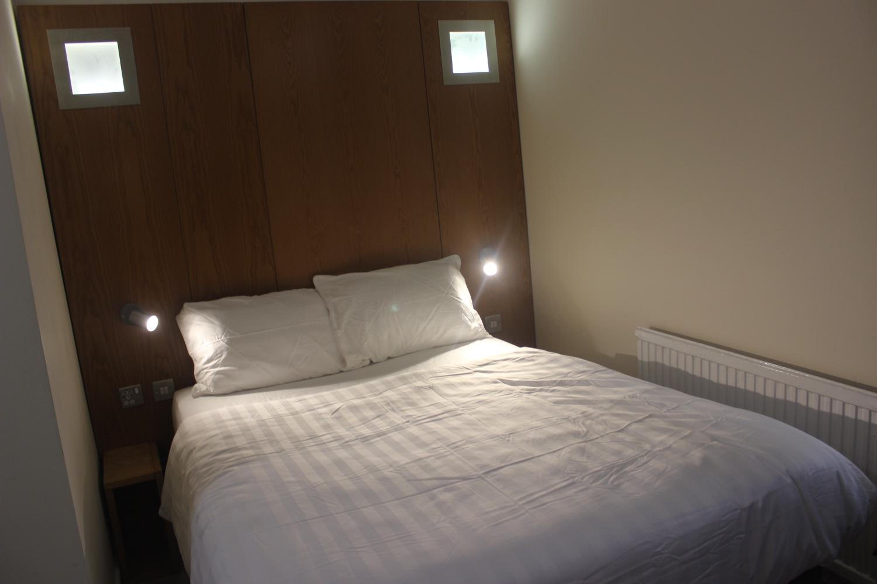Double Room with Private Bathroom - Photo 9