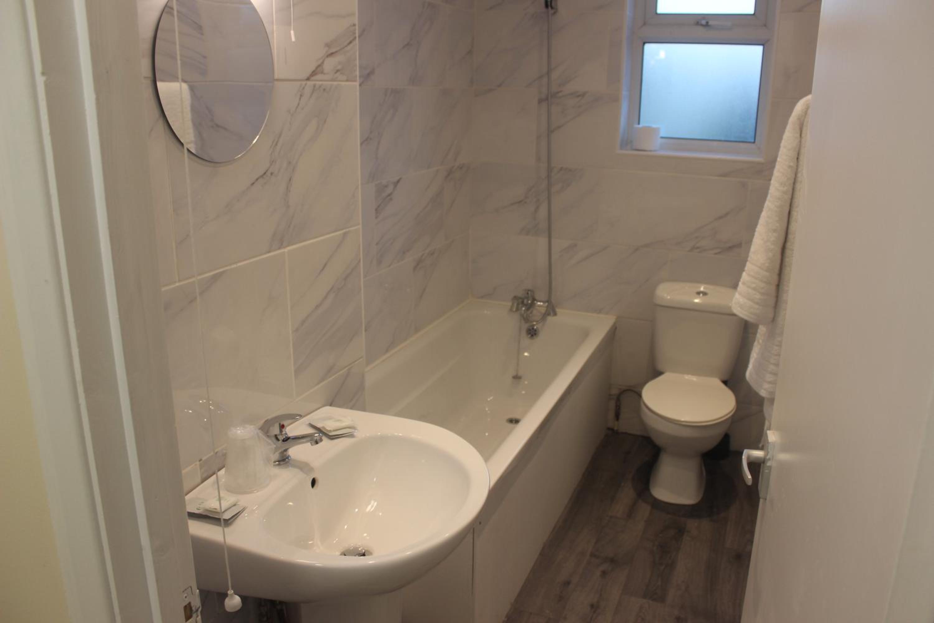 Double Room with Private Bathroom - Photo 7