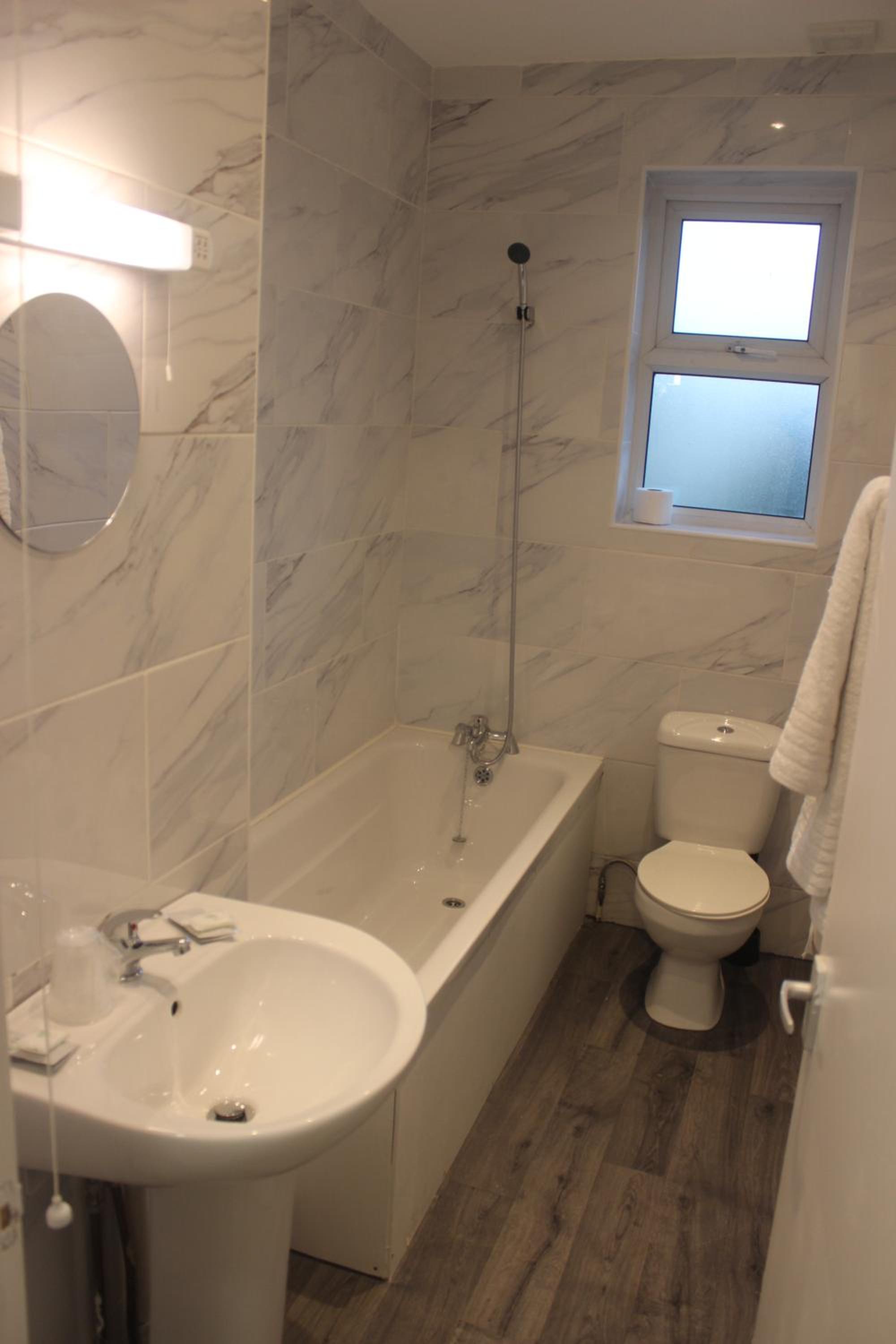 Double Room with Private Bathroom - Photo 10