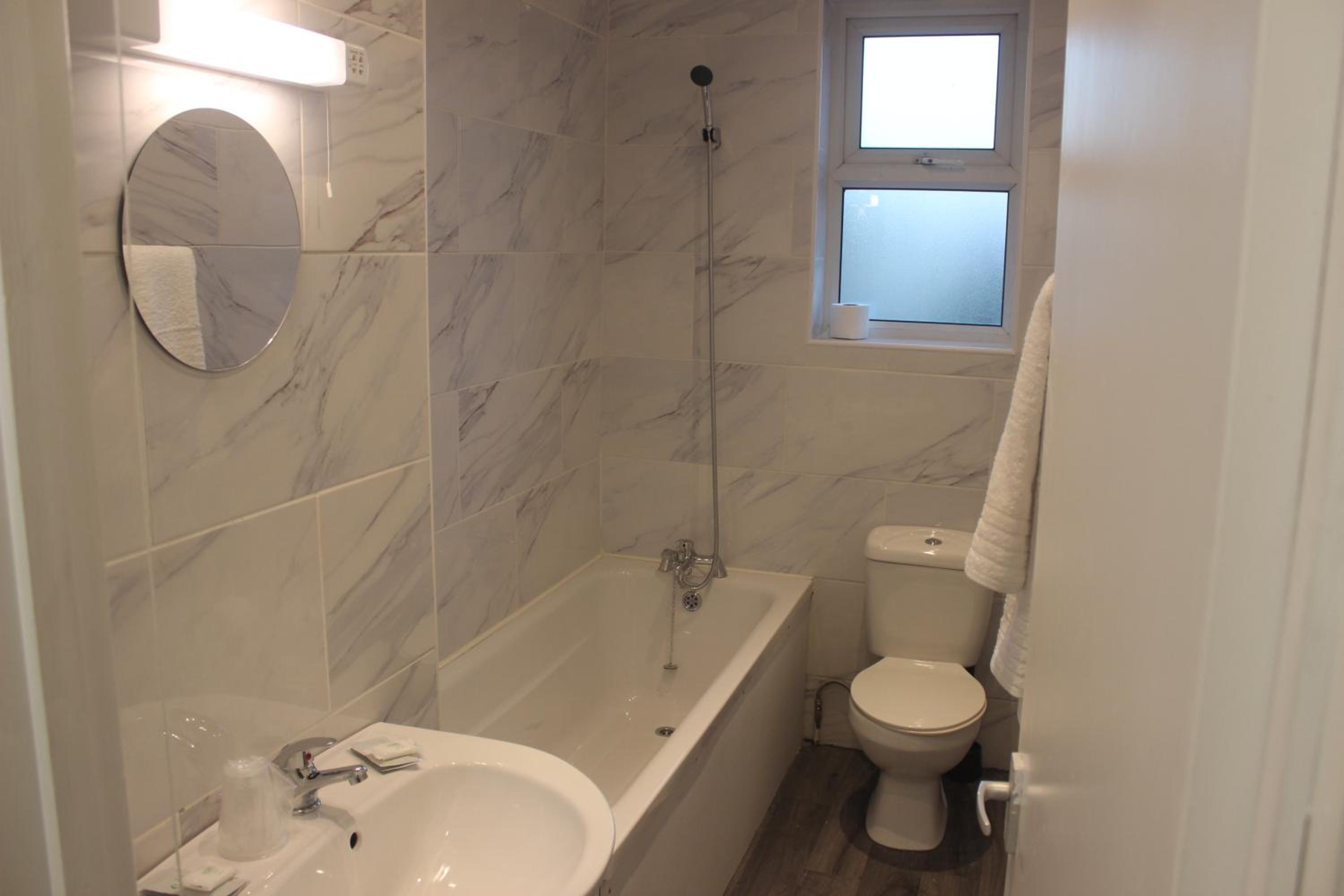 Double Room with Private Bathroom - Photo 14