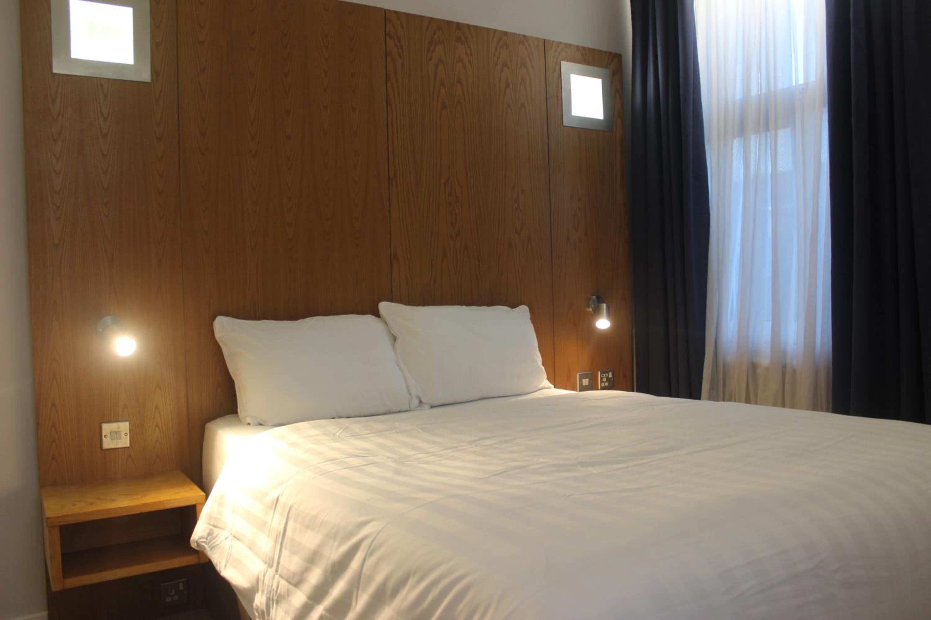 Double Room with Private Bathroom - Photo 19