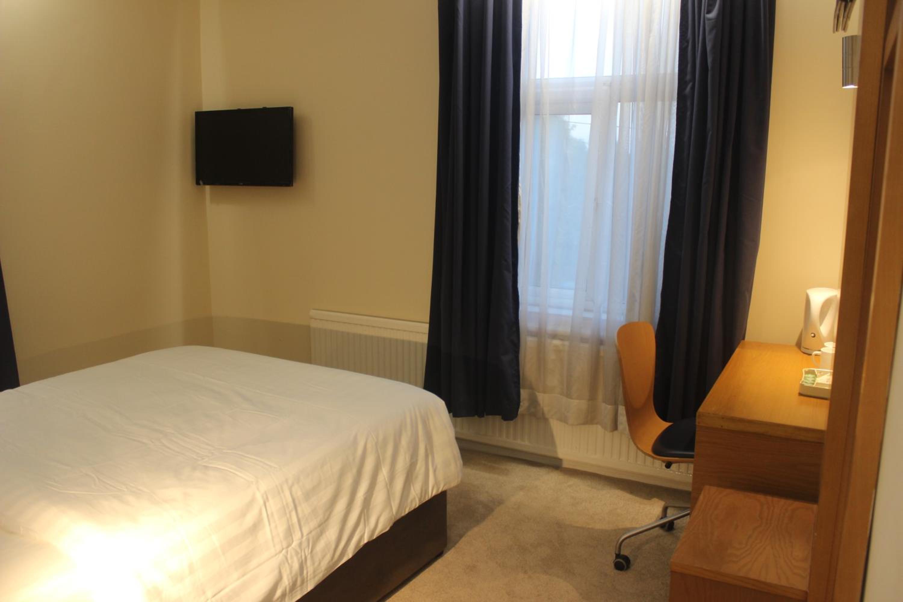 Double Room with Private Bathroom - Photo 17