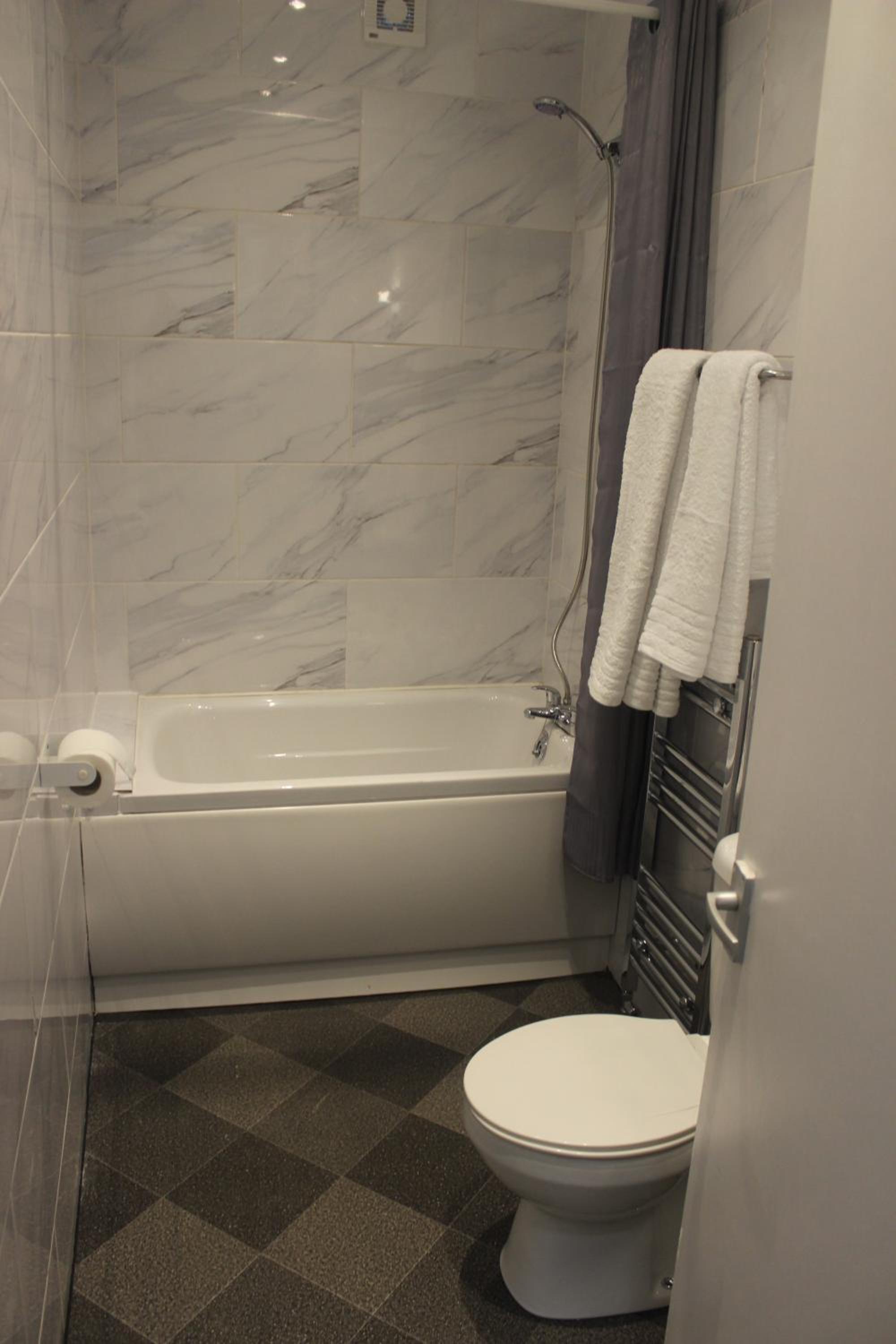 Double Room with Private Bathroom - Photo 22