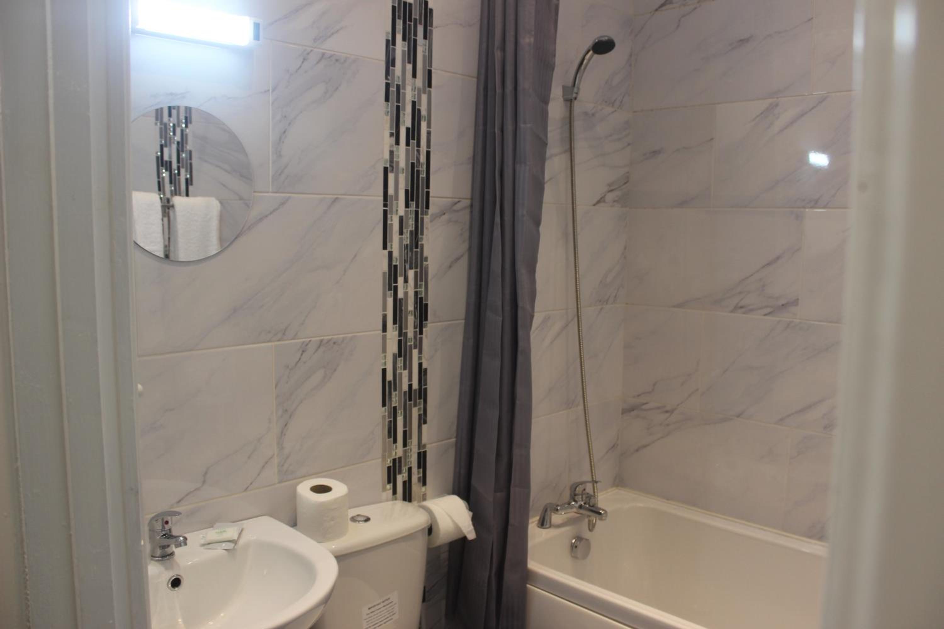 Double Room with Private Bathroom - Photo 21