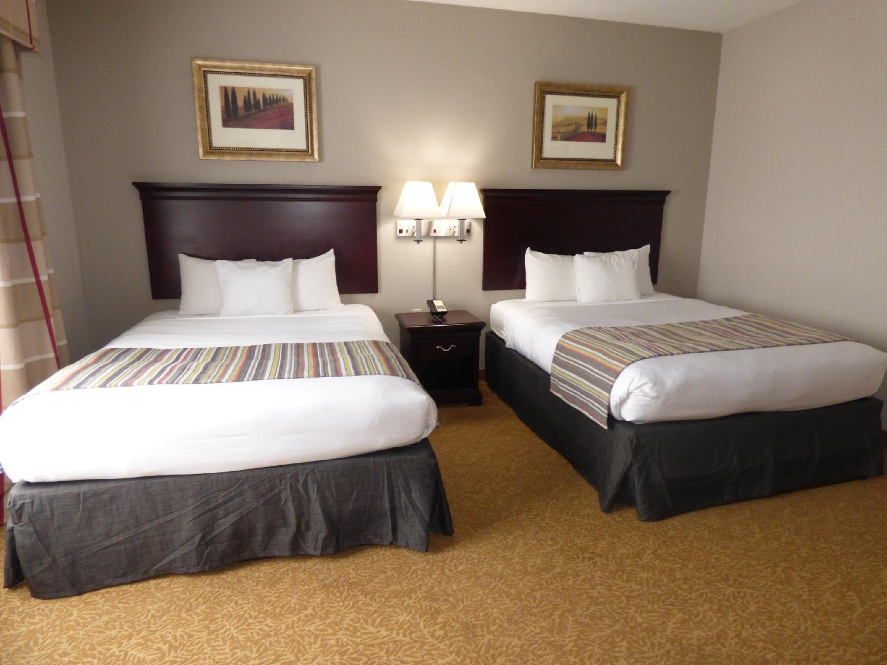 Queen Room with Two Queen Beds - Non-Smoking - Photo 4