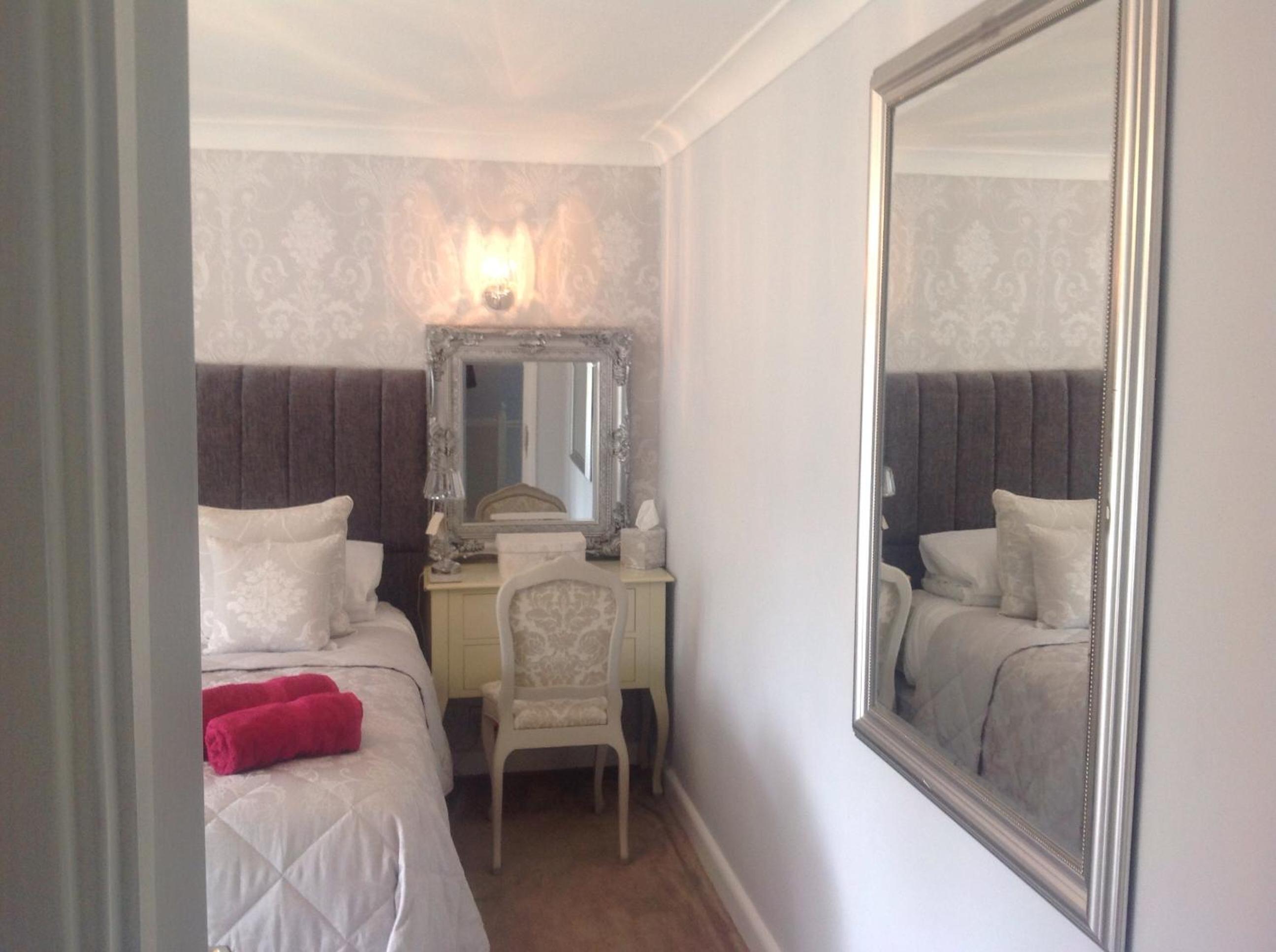 Deluxe King Room - Photo 12
