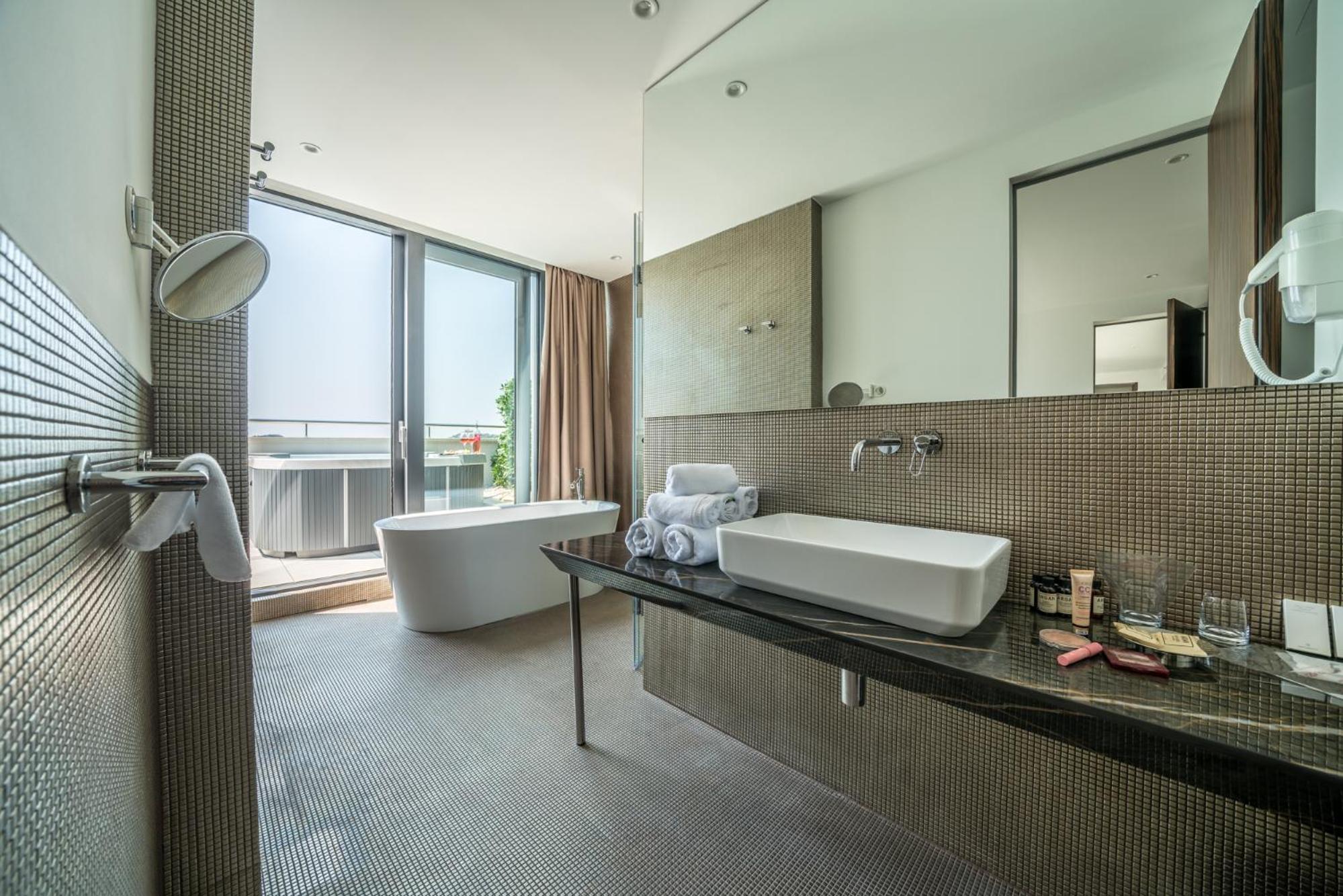 Executive Suite thumbnail 5