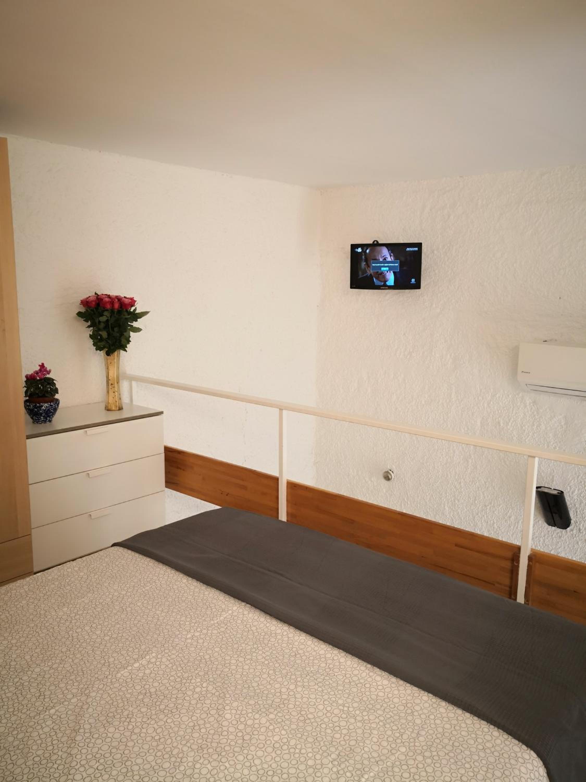 One-Bedroom Apartment - Photo 15
