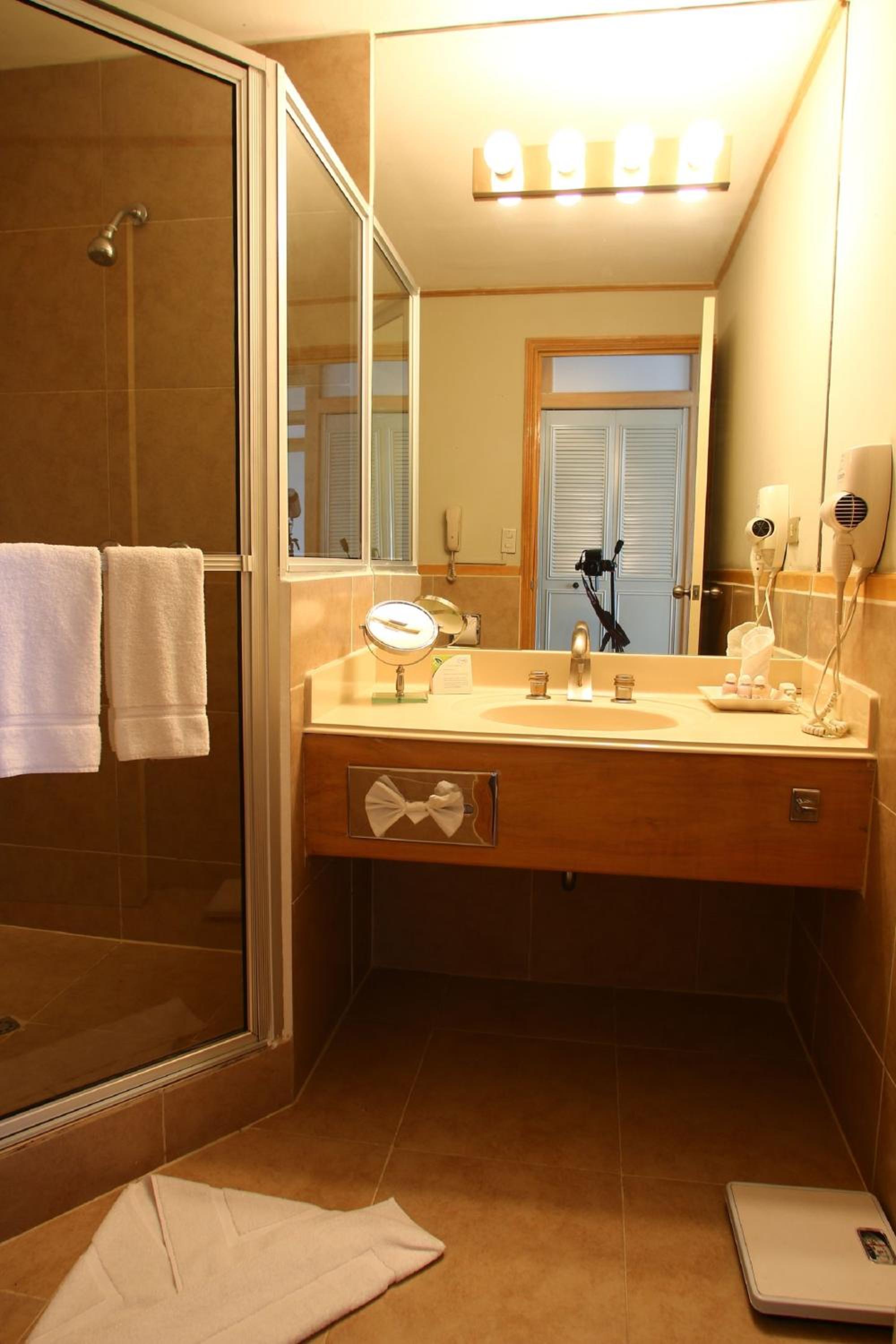 Double Room with Two Double Beds - Non-Smoking - Photo 9