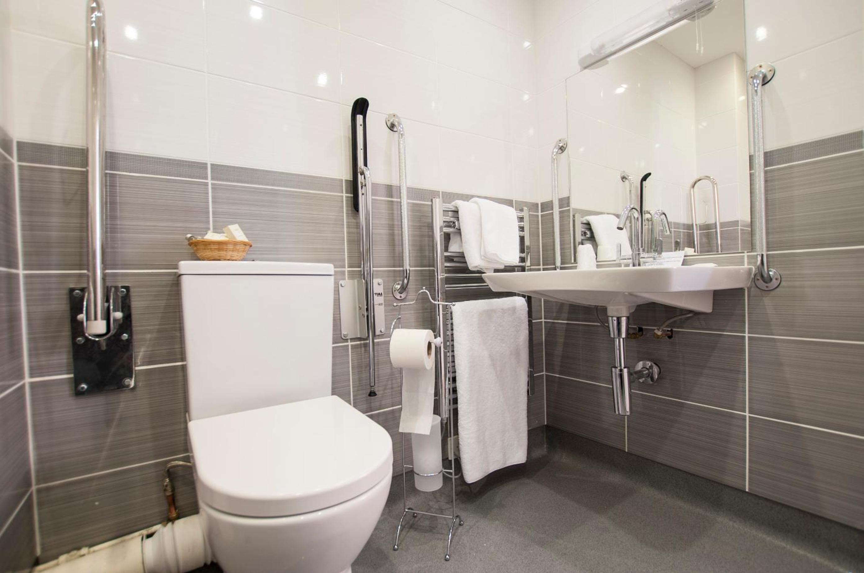 Twin Room - Disability Access photo 2