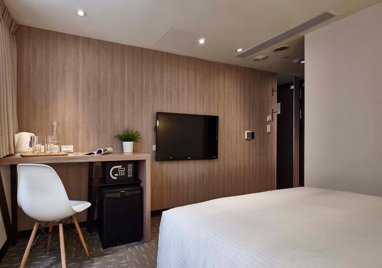 Standard Triple Room - No Window photo 2