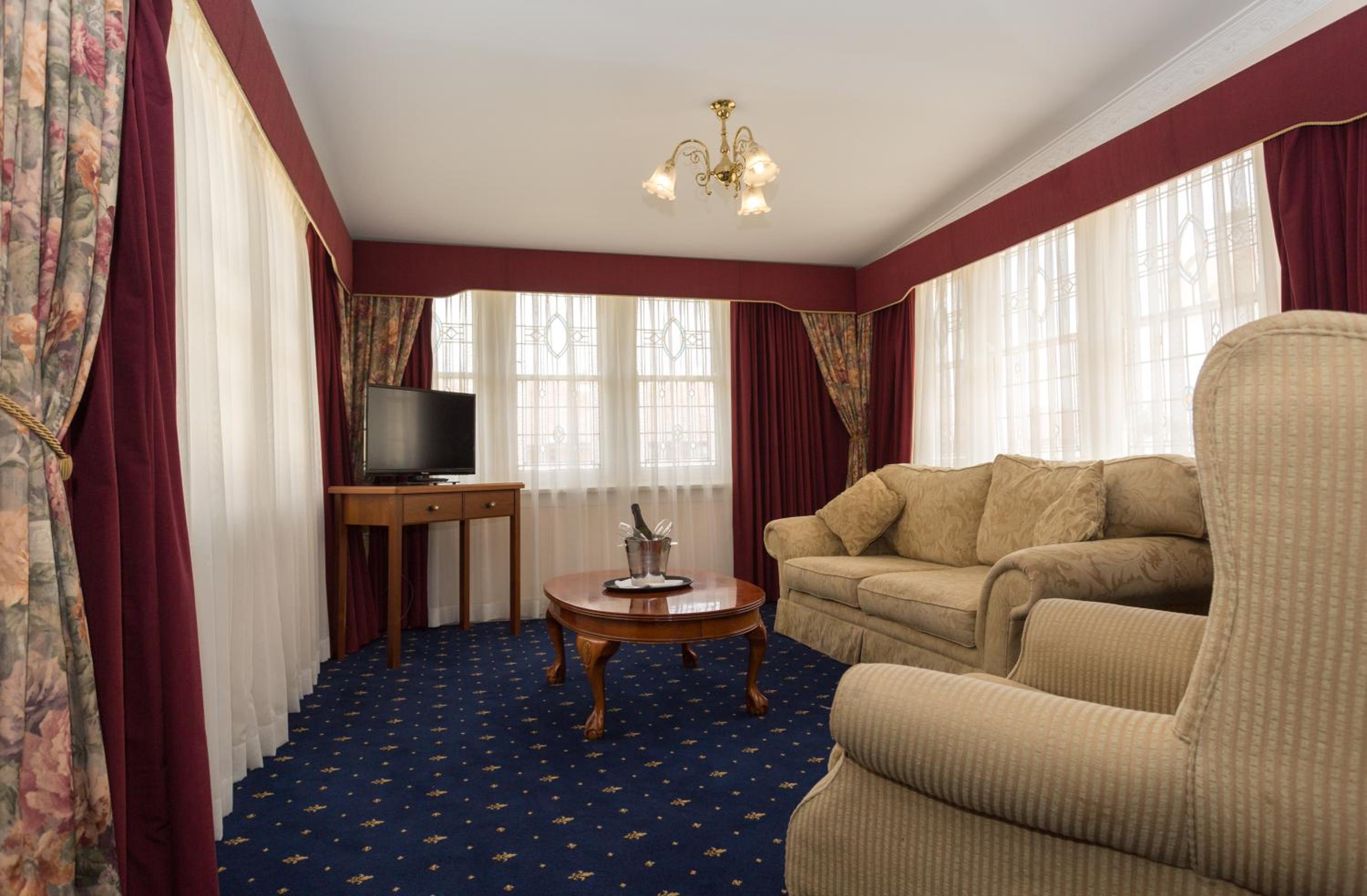 Royal Suite with Spa Bath - Photo 6